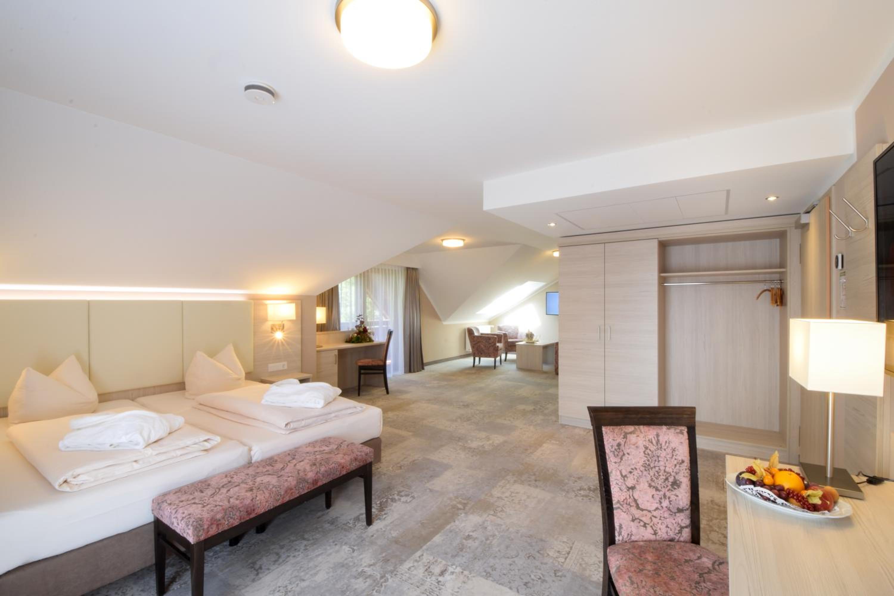 Suite with Balcony - Photo 6