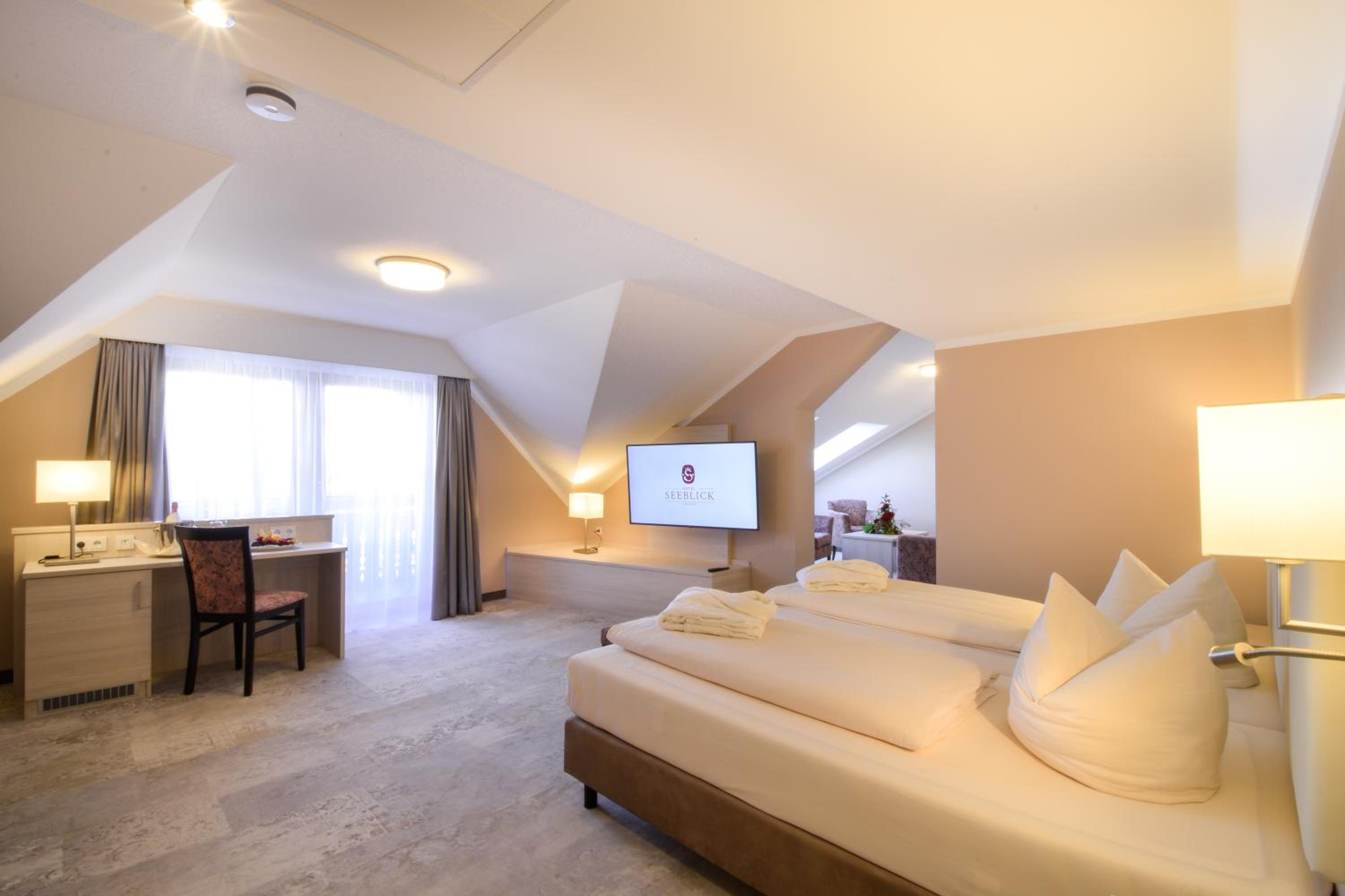 Suite with Balcony - Photo 8