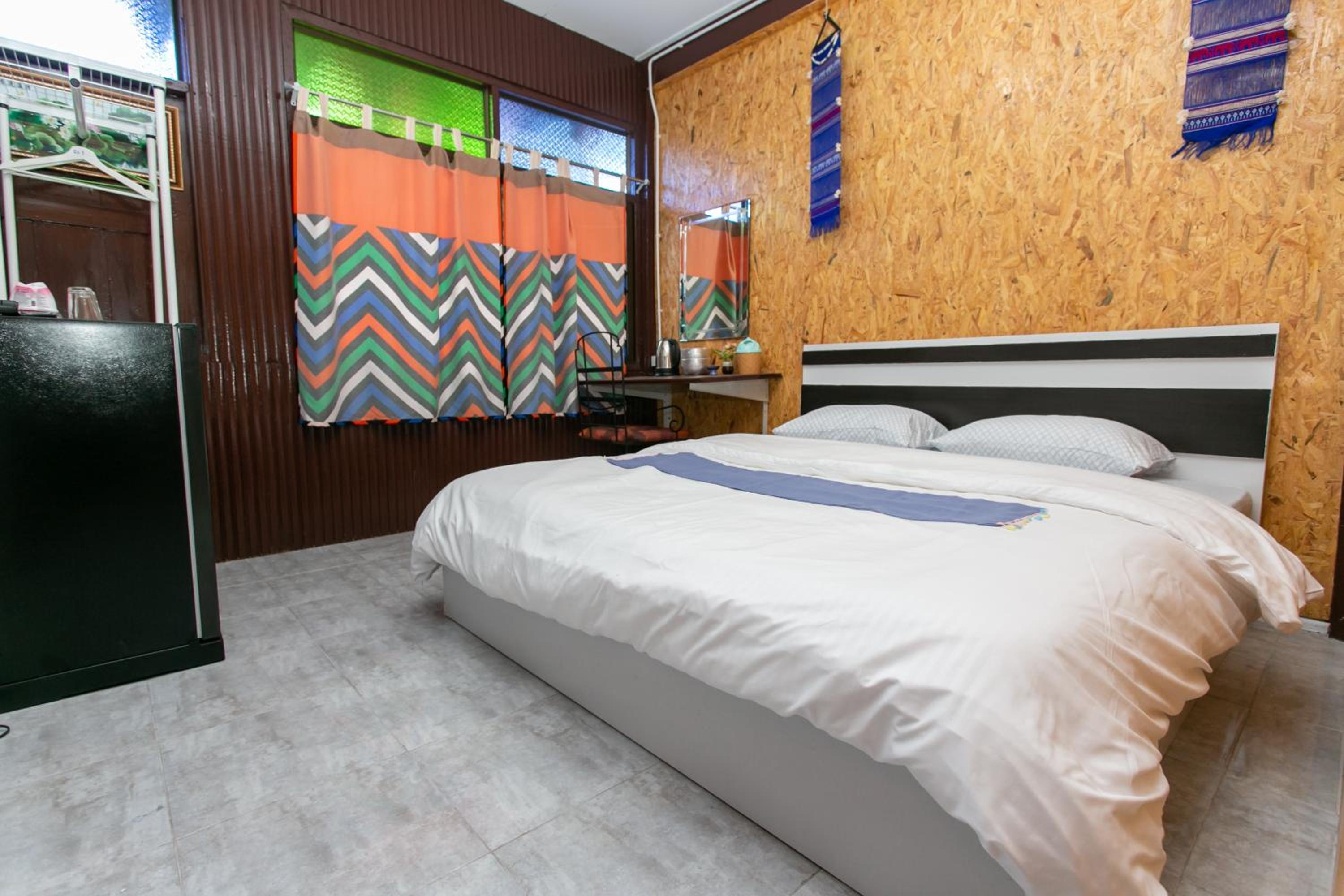 Deluxe King Room - Photo 8