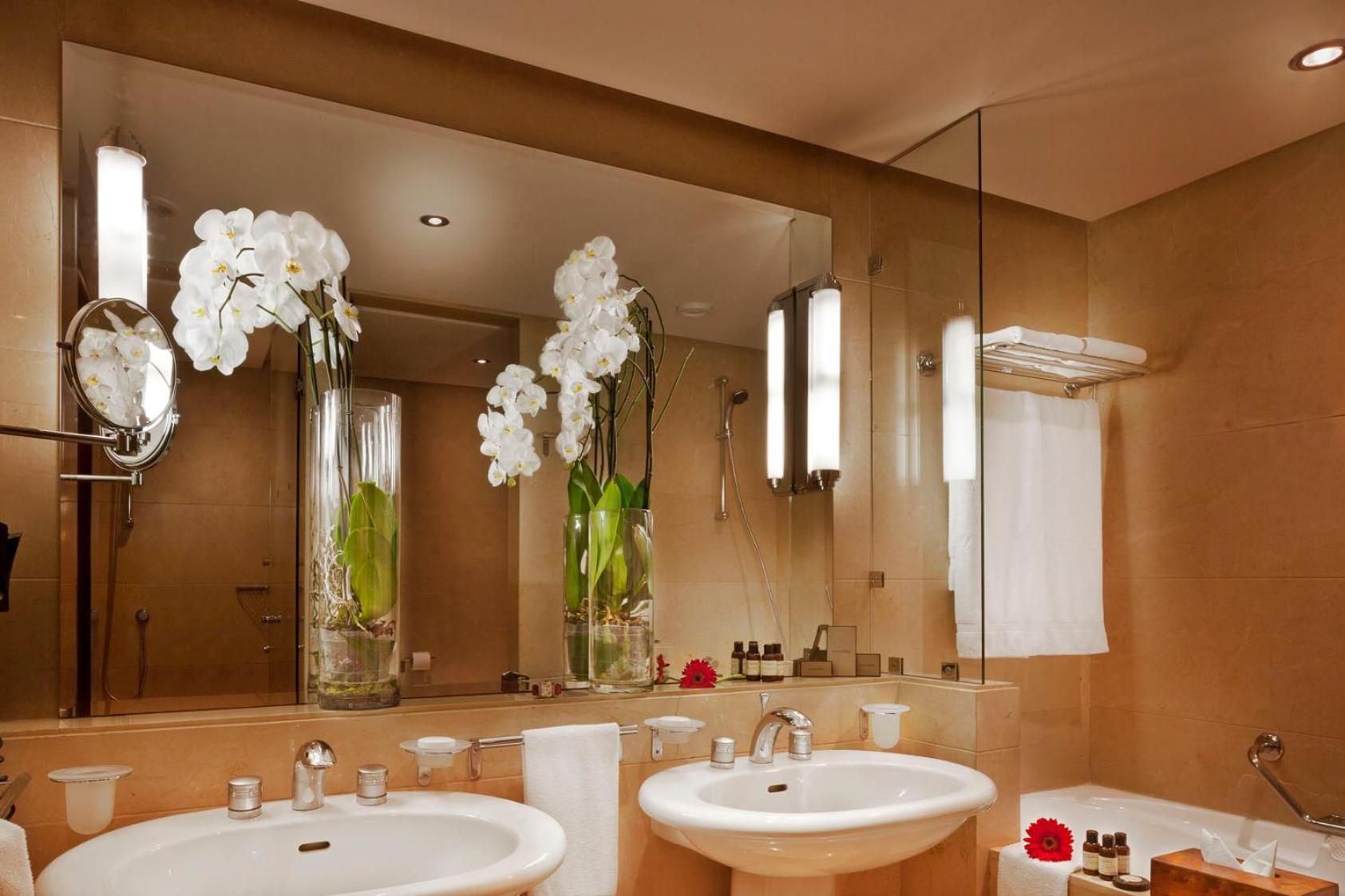 Deluxe King Suite photo 2