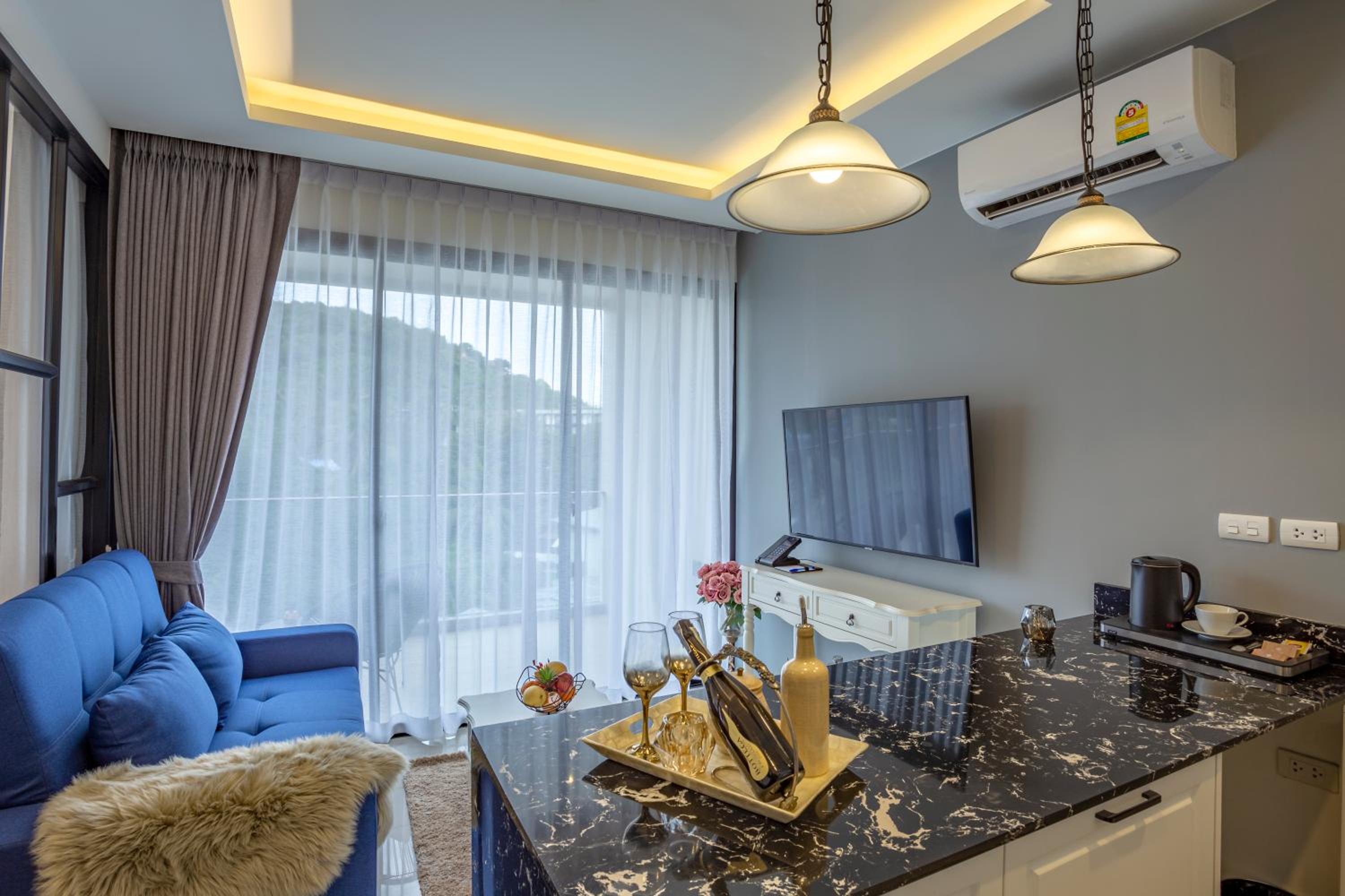 One-Bedroom Suite - Photo 8
