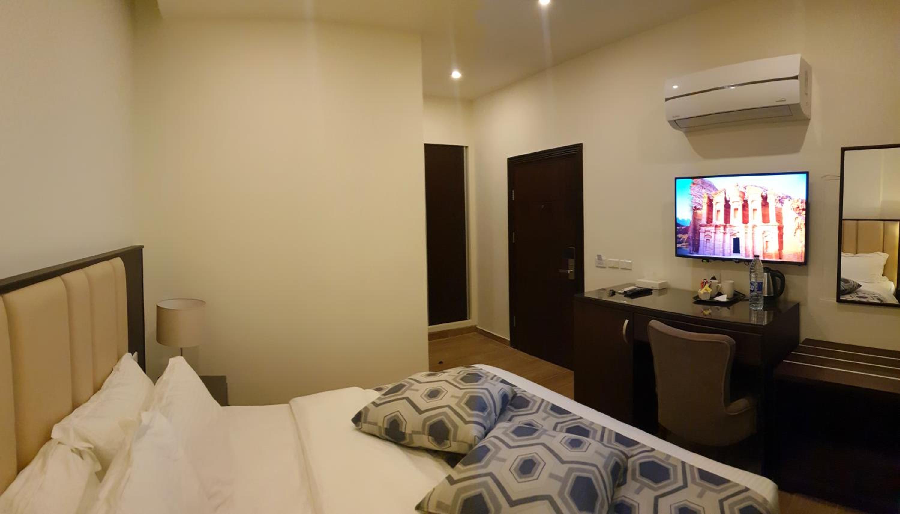 Deluxe King Room - Photo 7