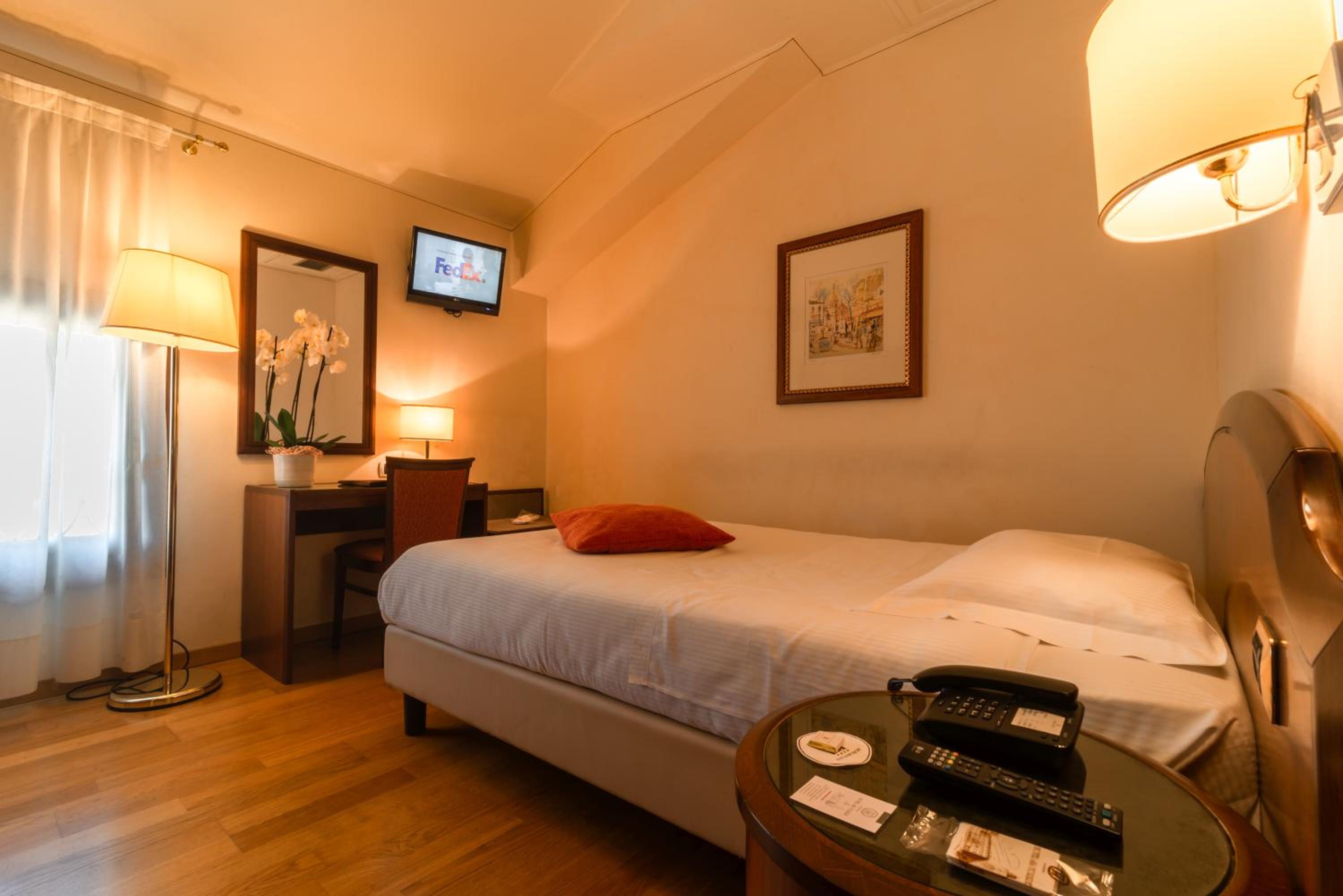 Single Room thumbnail 6