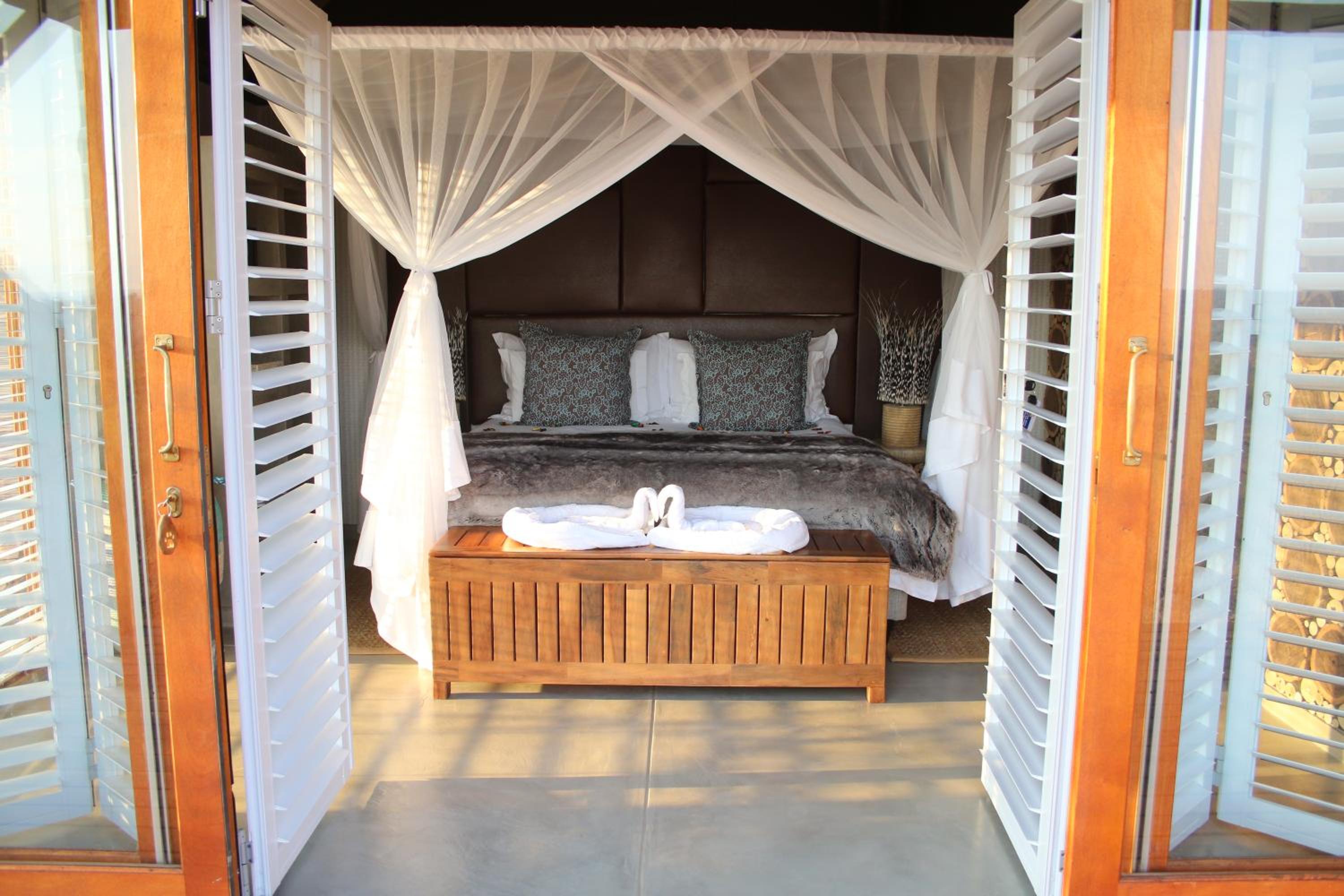 Luxury Safari Tent (2 Adults)  photo 1