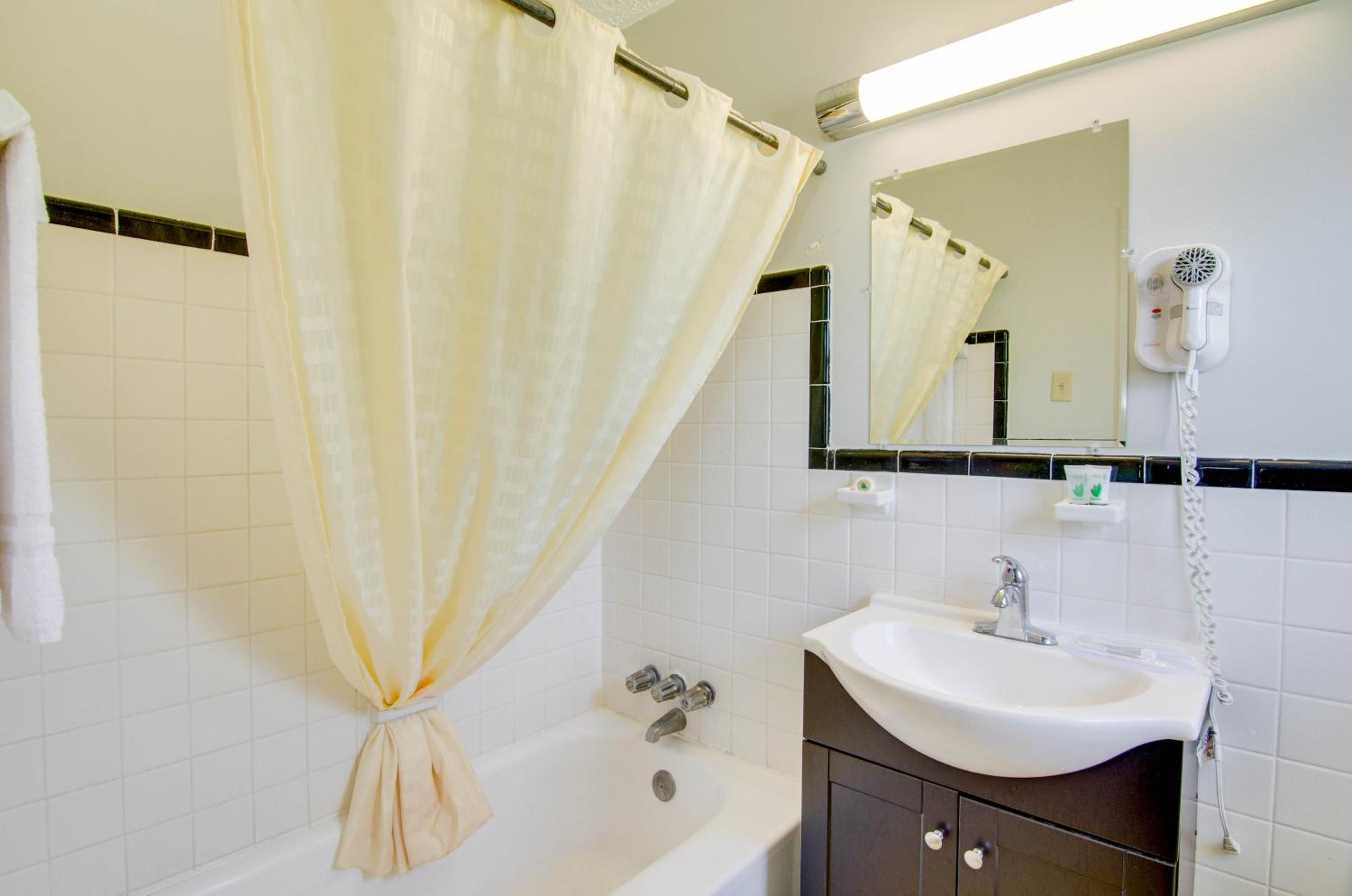 Queen Room - Photo 6
