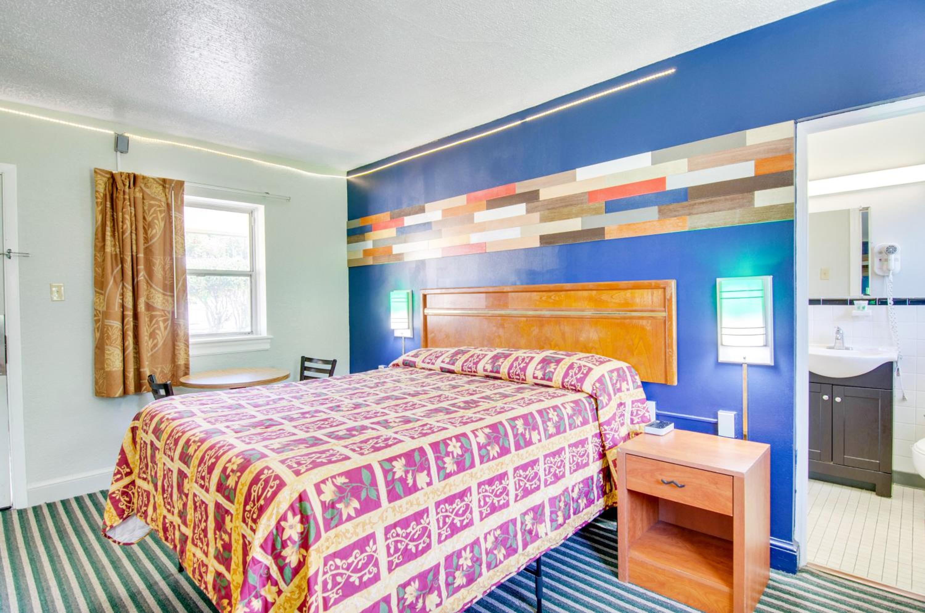 Queen Room - Photo 5