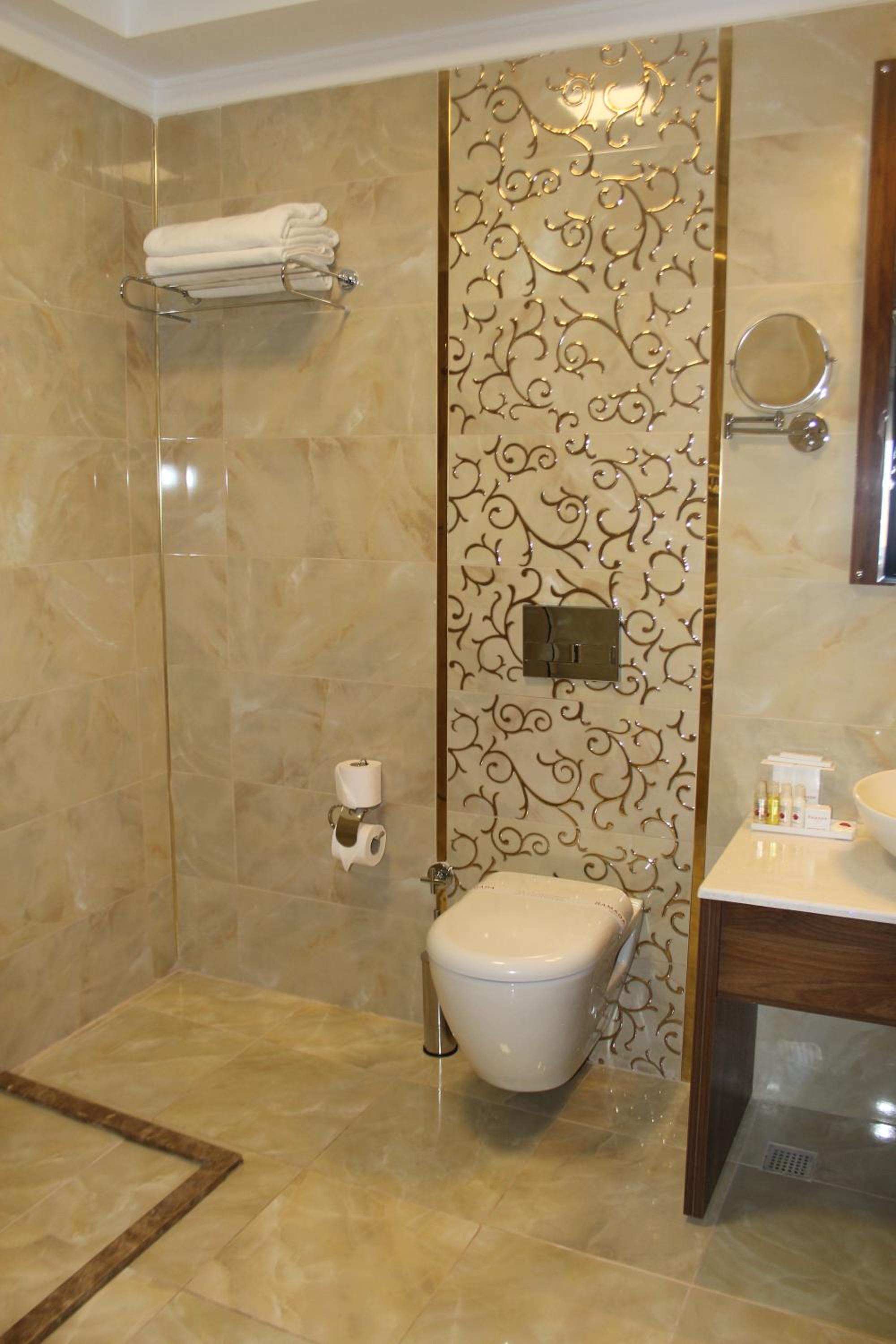Junior King Suite - Non-Smoking - Photo 3