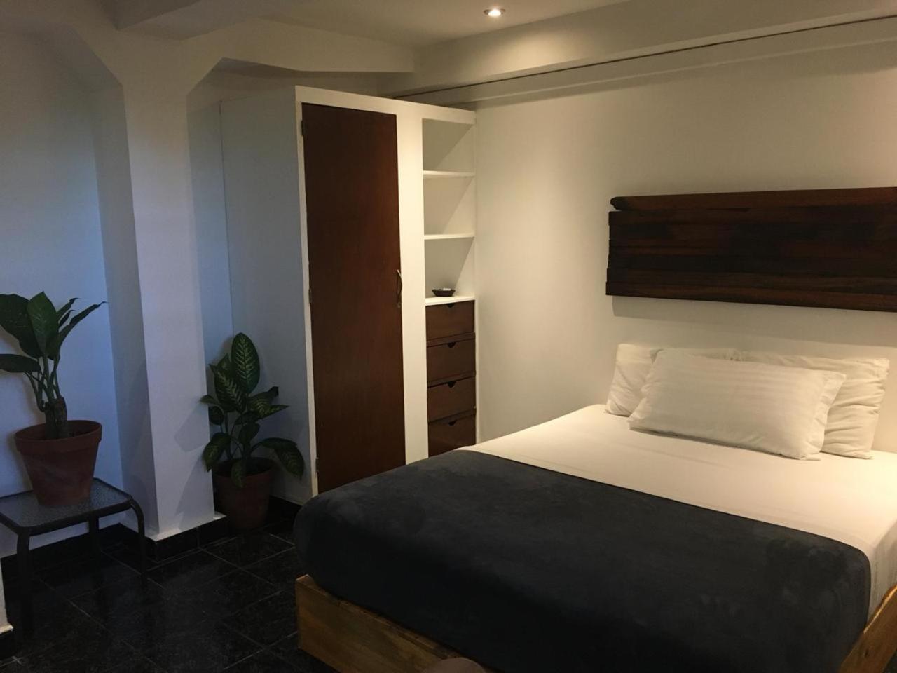 Queen Room photo 2