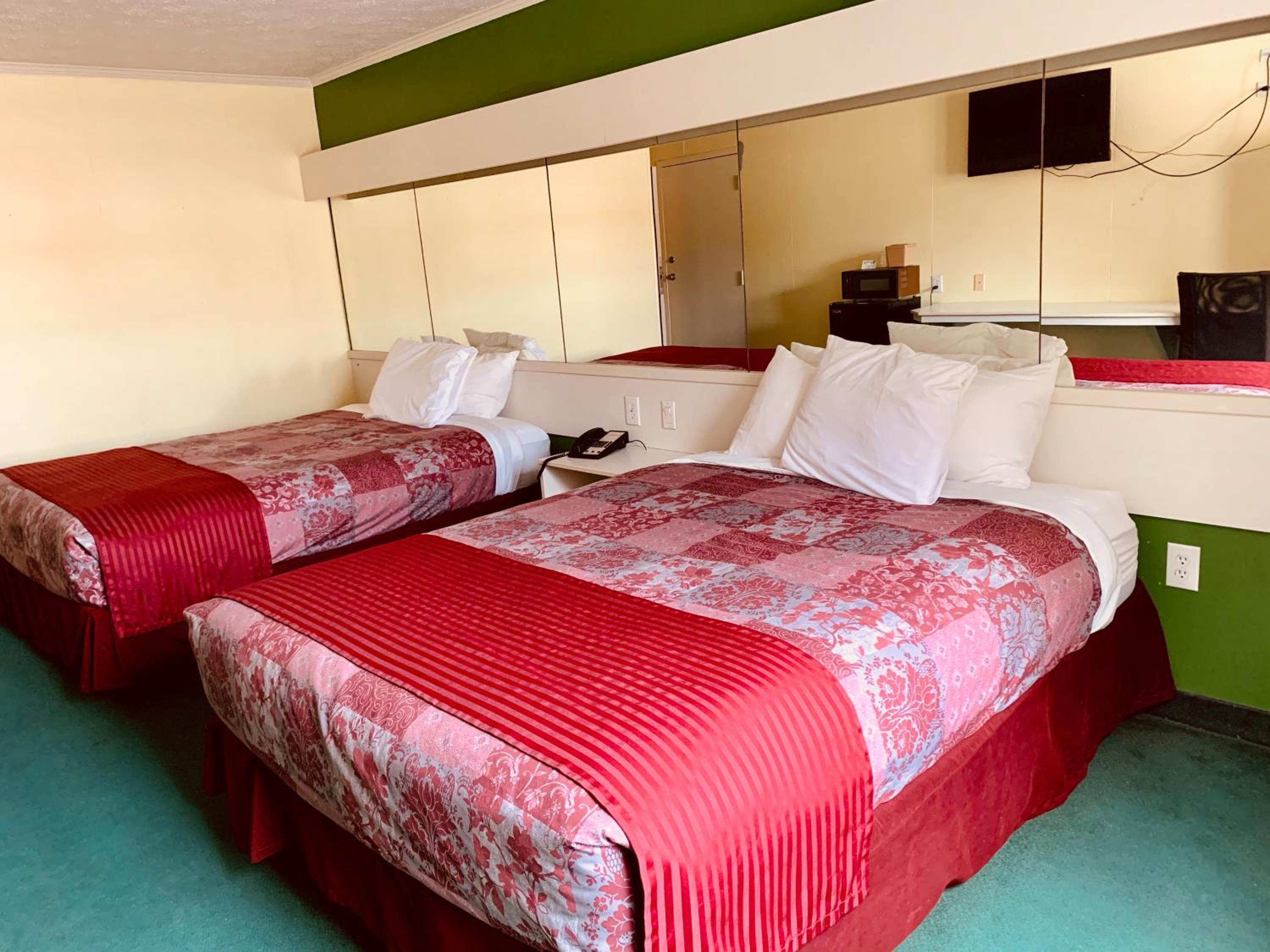 Queen Room with Two Queen Beds photo 1