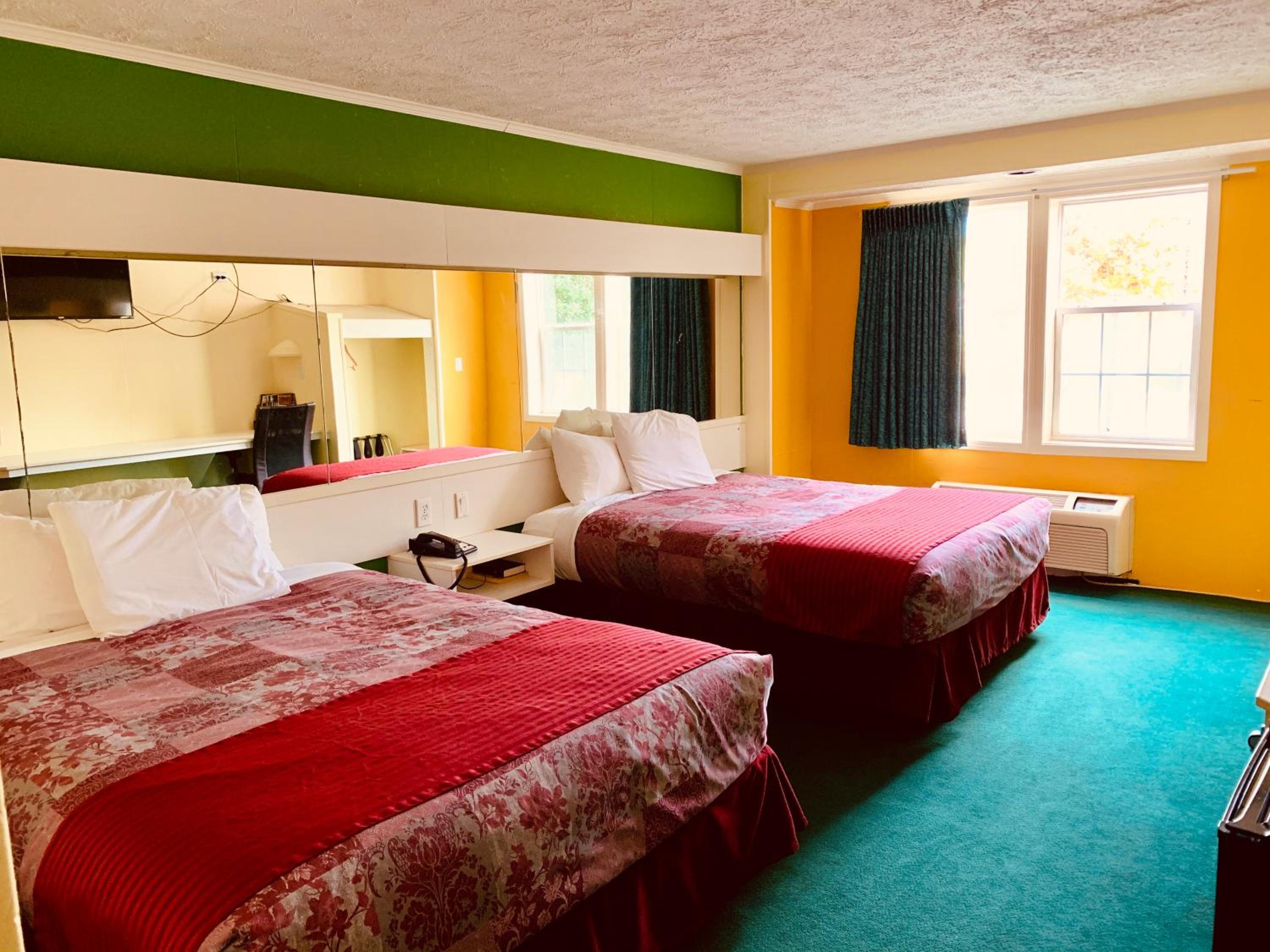 Queen Room with Two Queen Beds photo 2