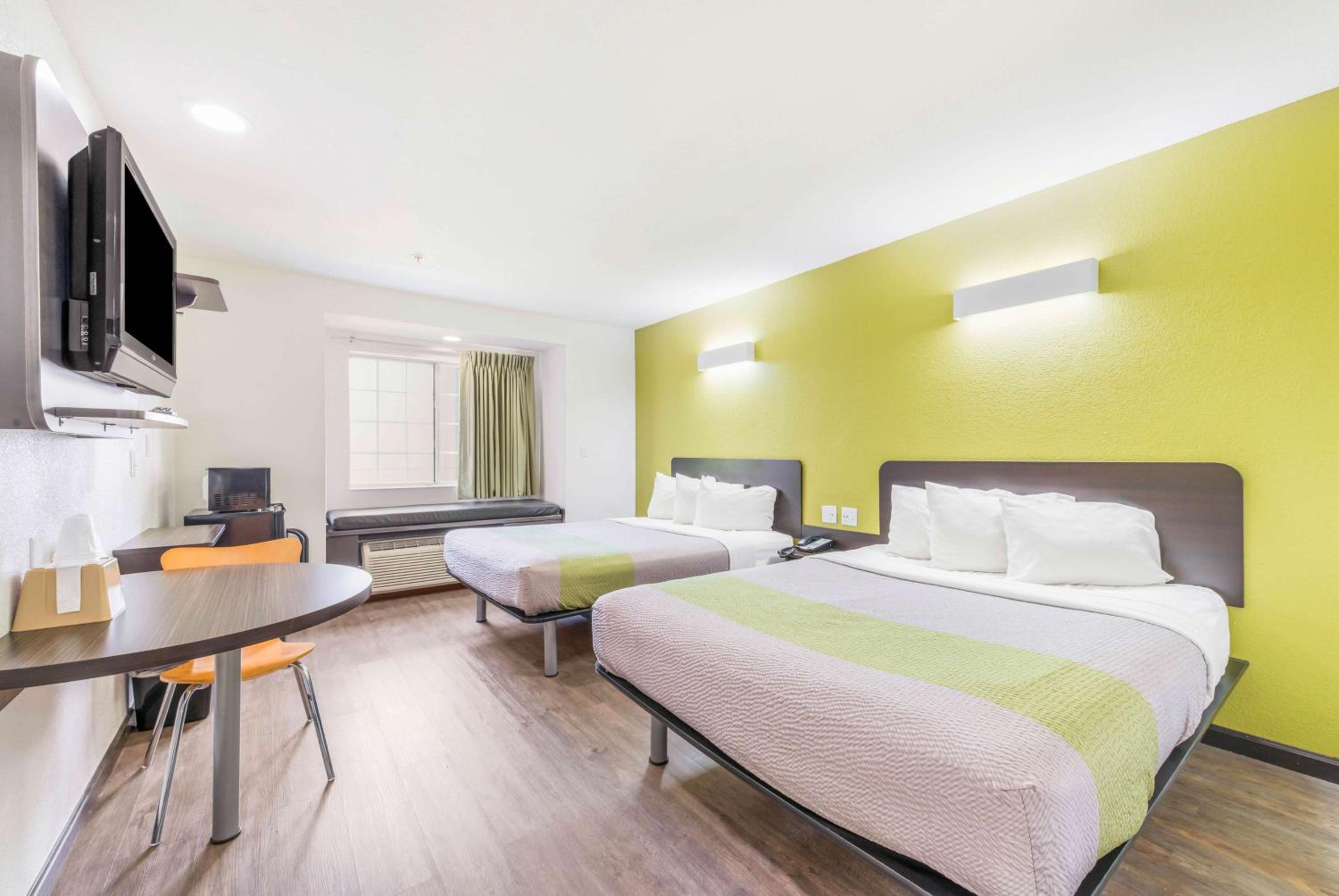 Queen Room with Two Queen Beds - Non-Smoking - Photo 1