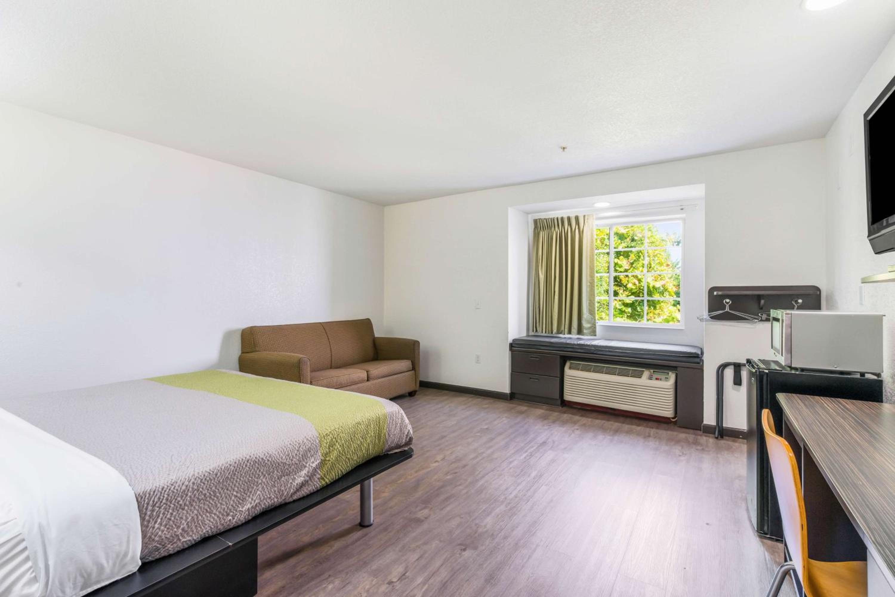 King Room with Roll-in Shower - Disability Access - Non-Smoking - Photo 8