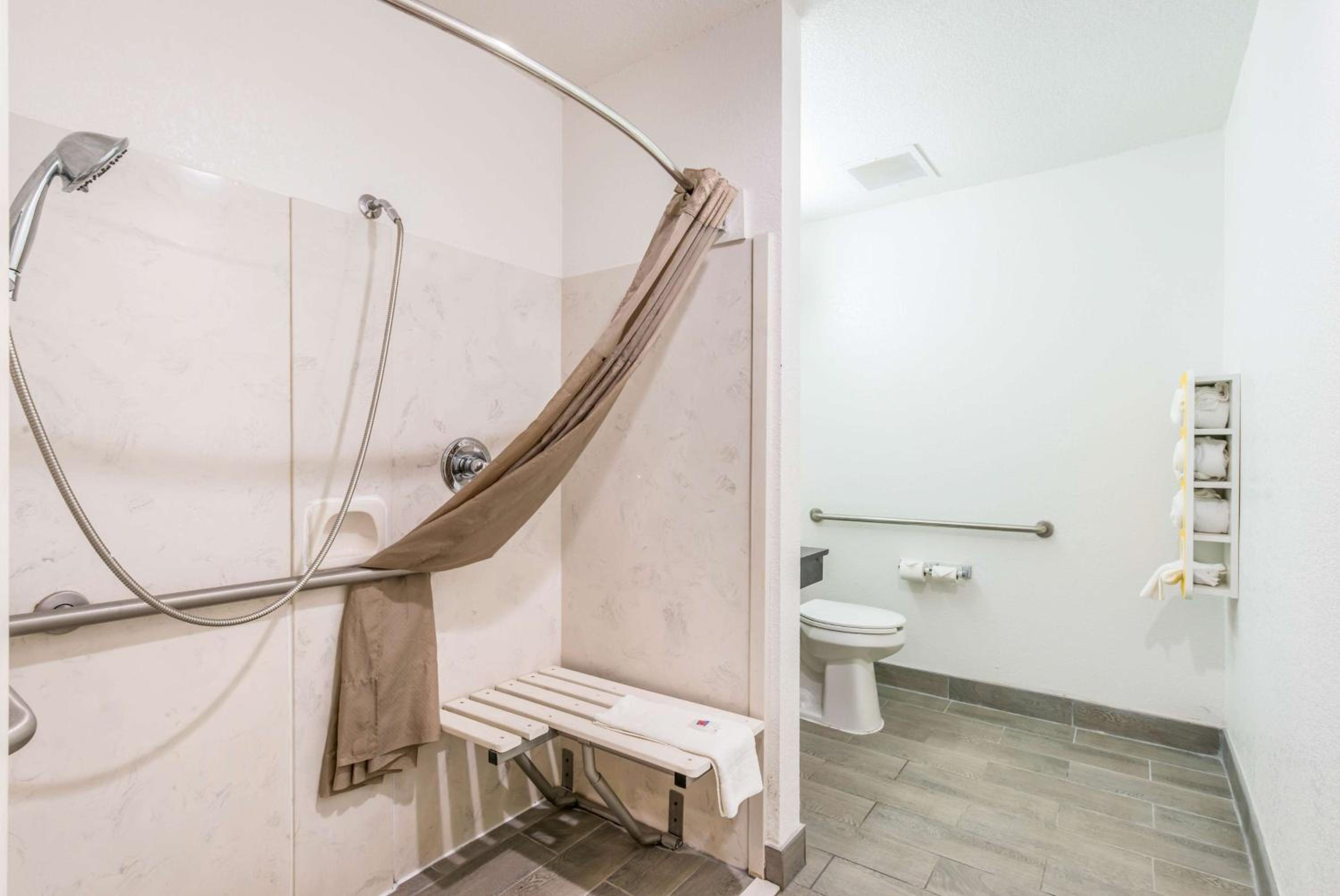 King Room with Roll-in Shower - Disability Access - Non-Smoking - Photo 2