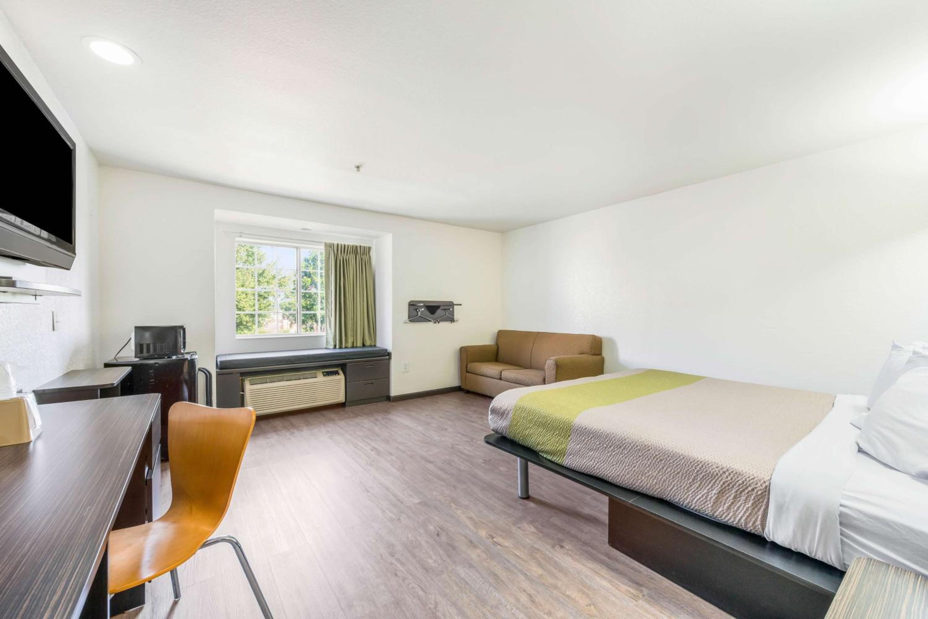 King Room with Roll-in Shower - Disability Access - Non-Smoking - Photo 4