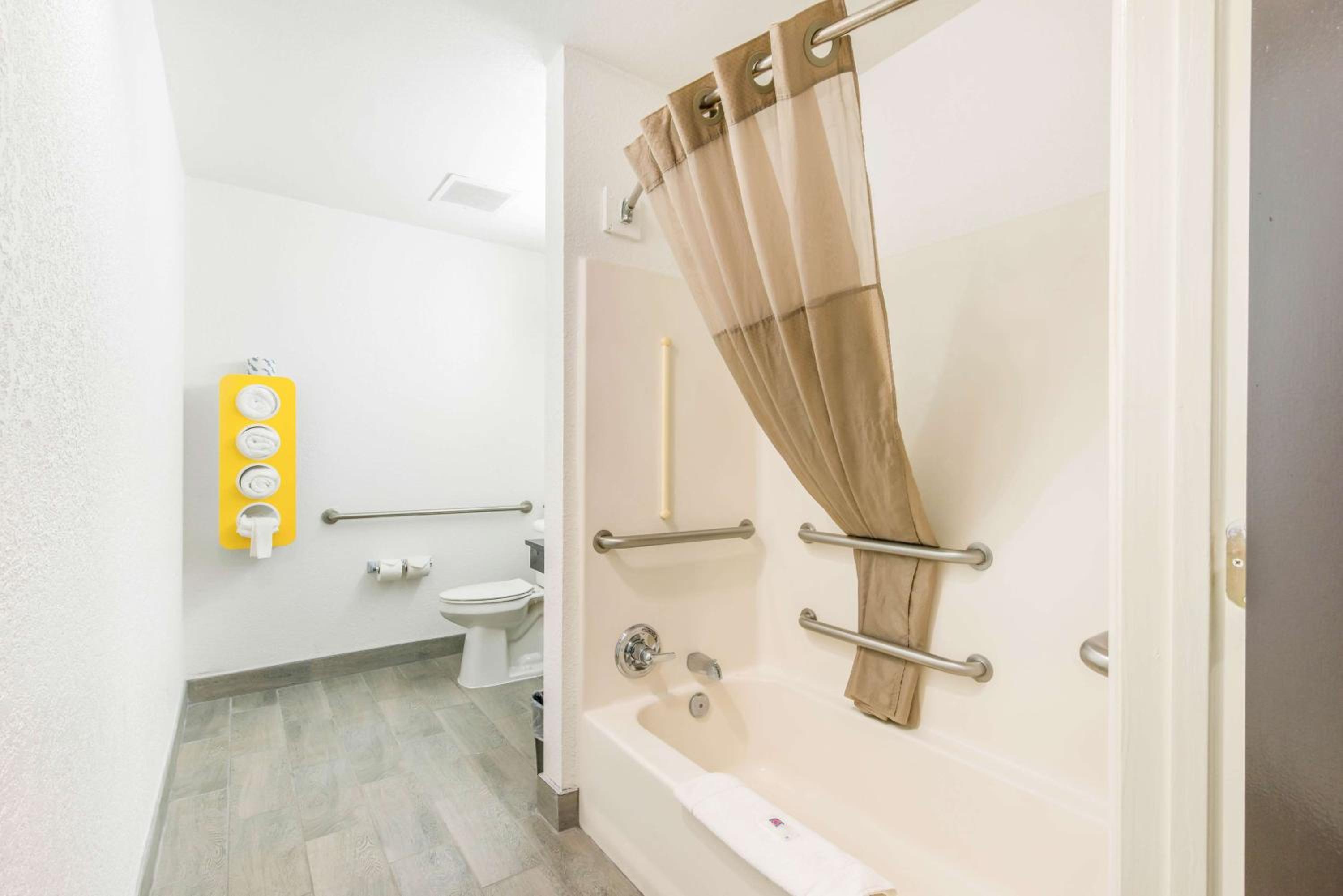 King Room - Non-Smoking - Photo 8