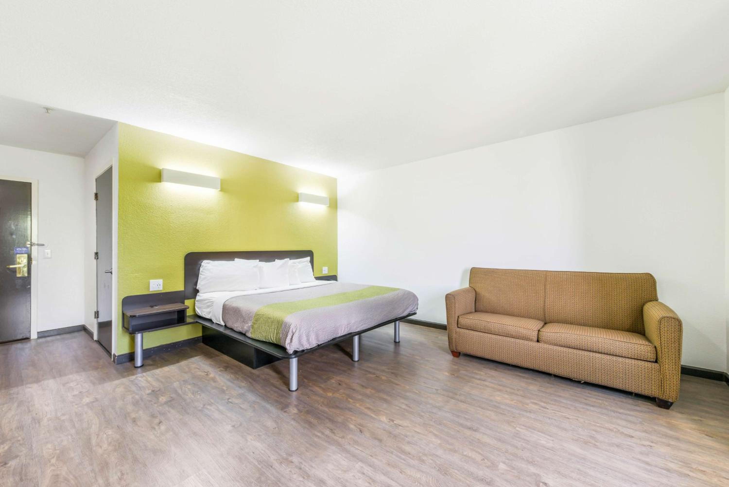 King Room with Roll-in Shower - Disability Access - Non-Smoking - Photo 6