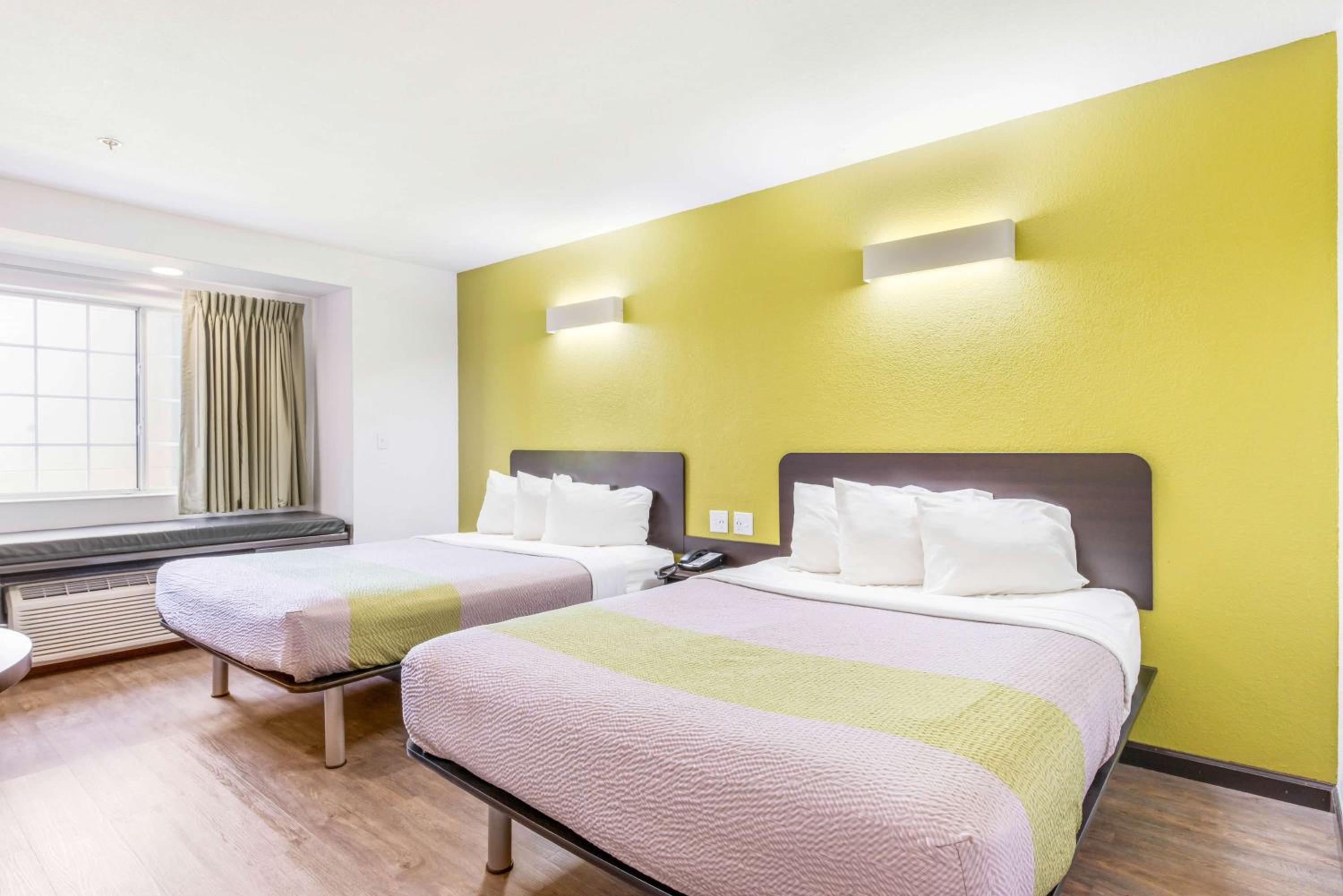 Queen Room with Two Queen Beds - Non-Smoking - Photo 3