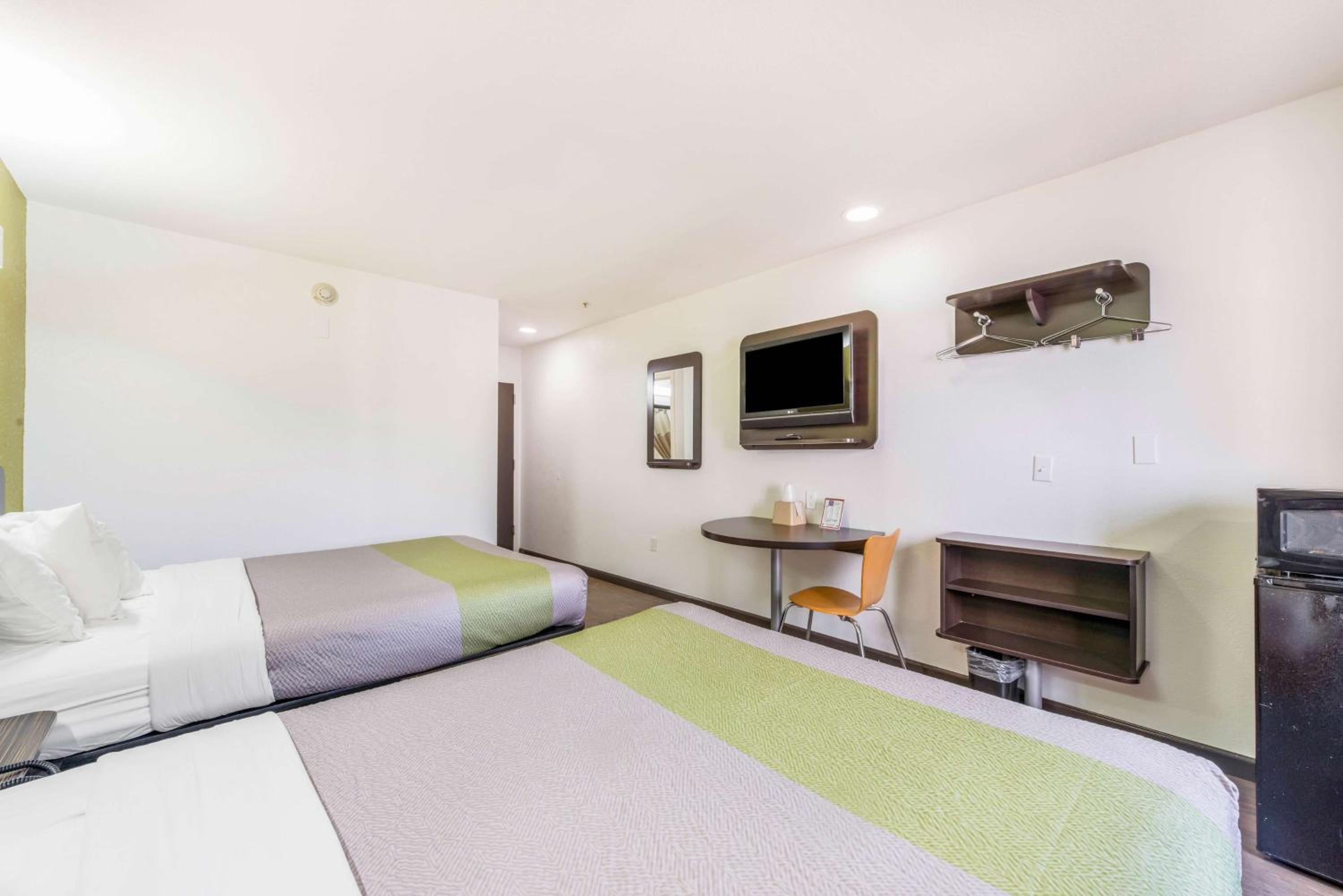 Queen Room with Two Queen Beds - Non-Smoking - Photo 2