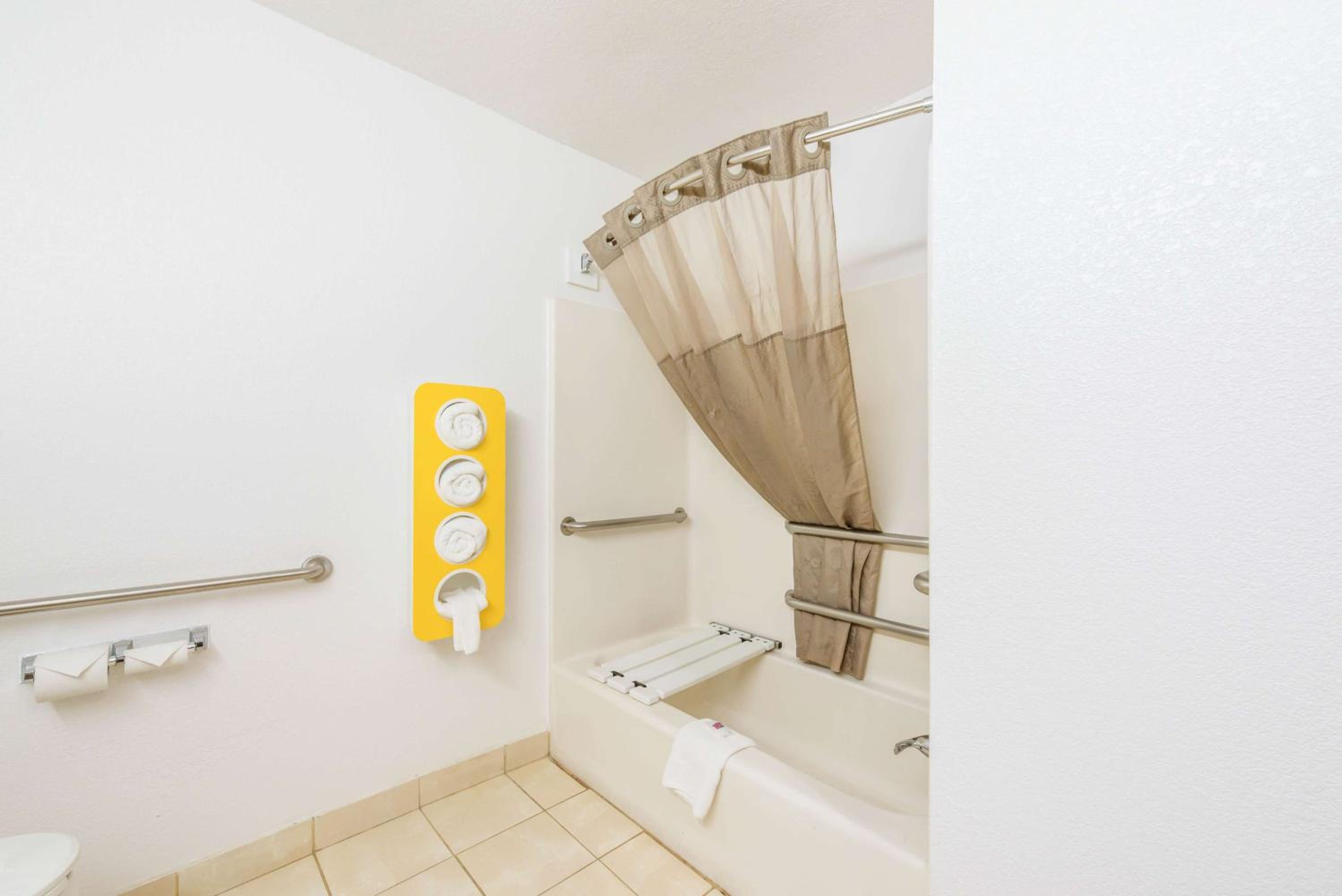 King Room - Disability Access - Non-Smoking photo 2