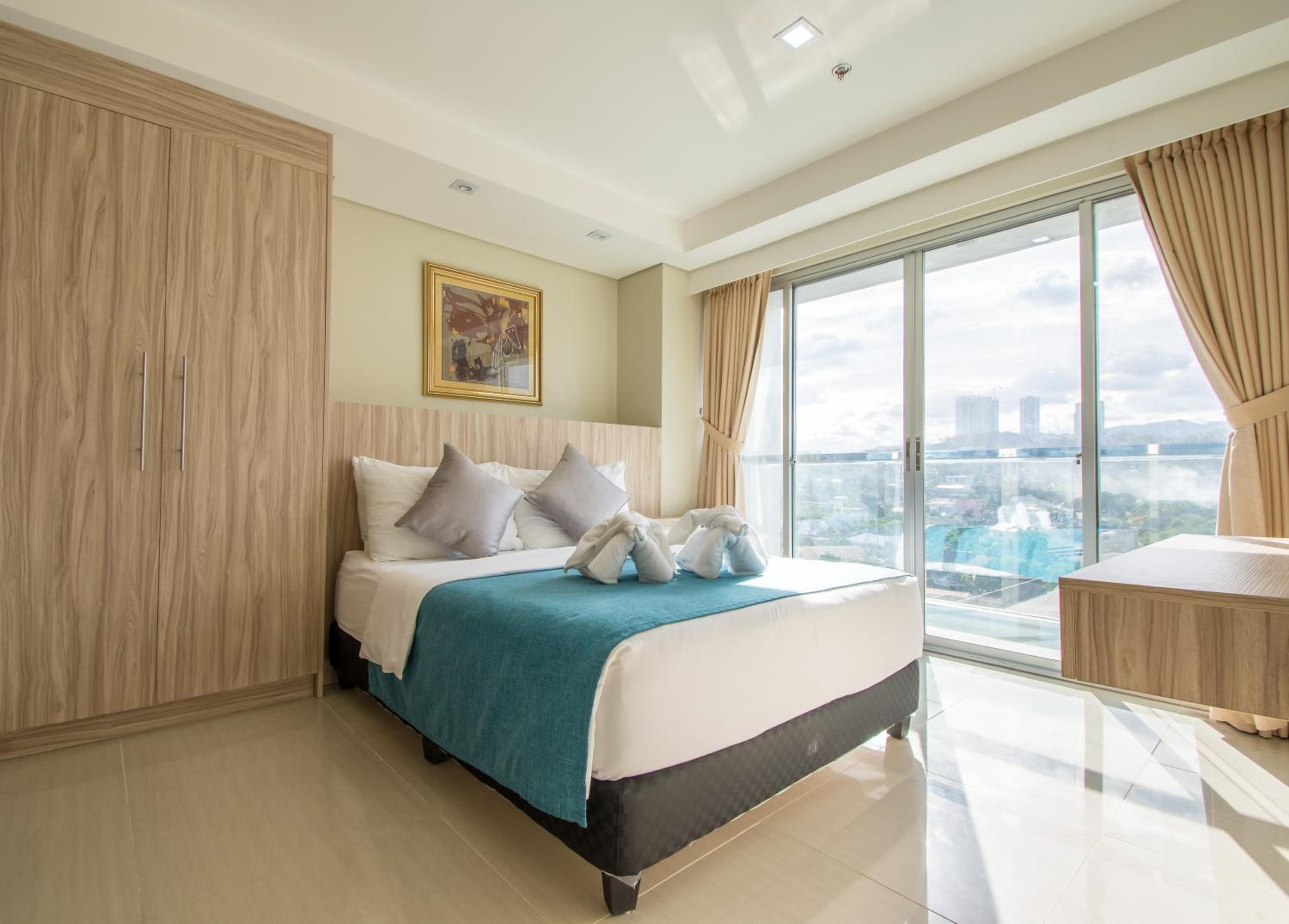 Deluxe One-Bedroom Suite