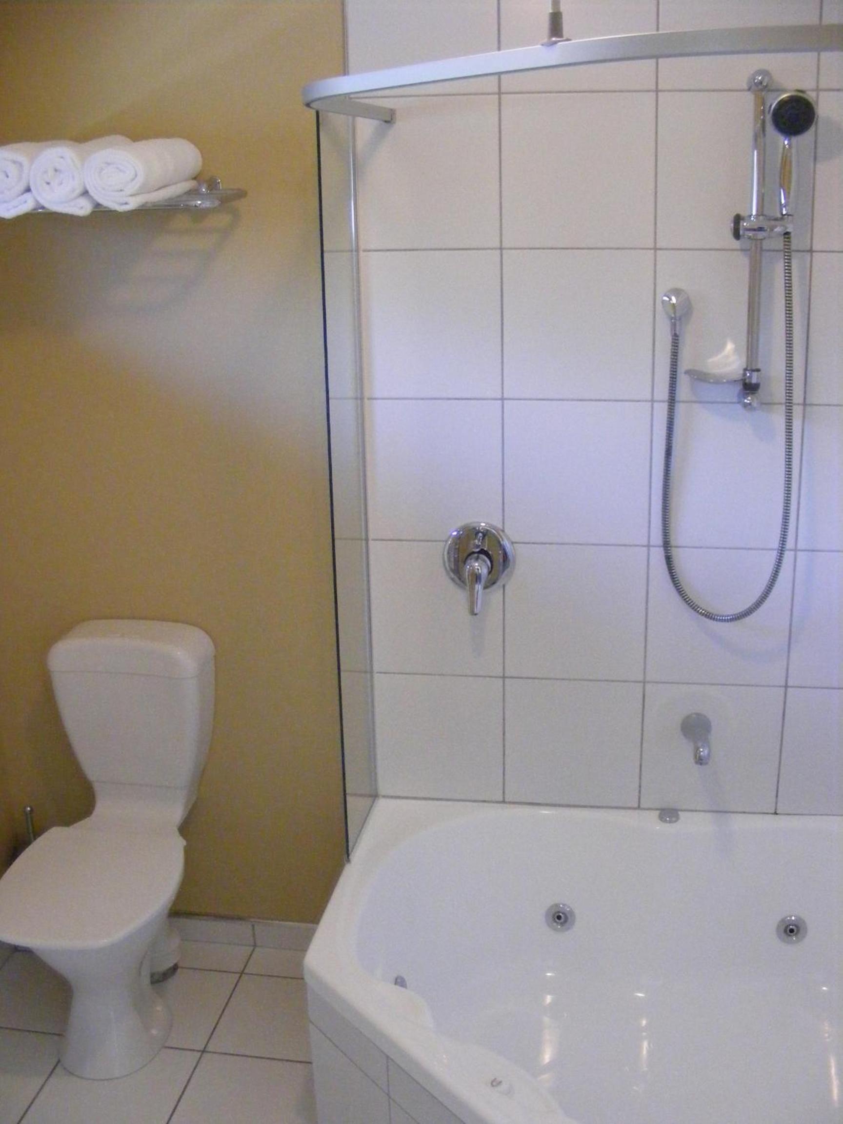 One-Bedroom Apartment - Photo 2
