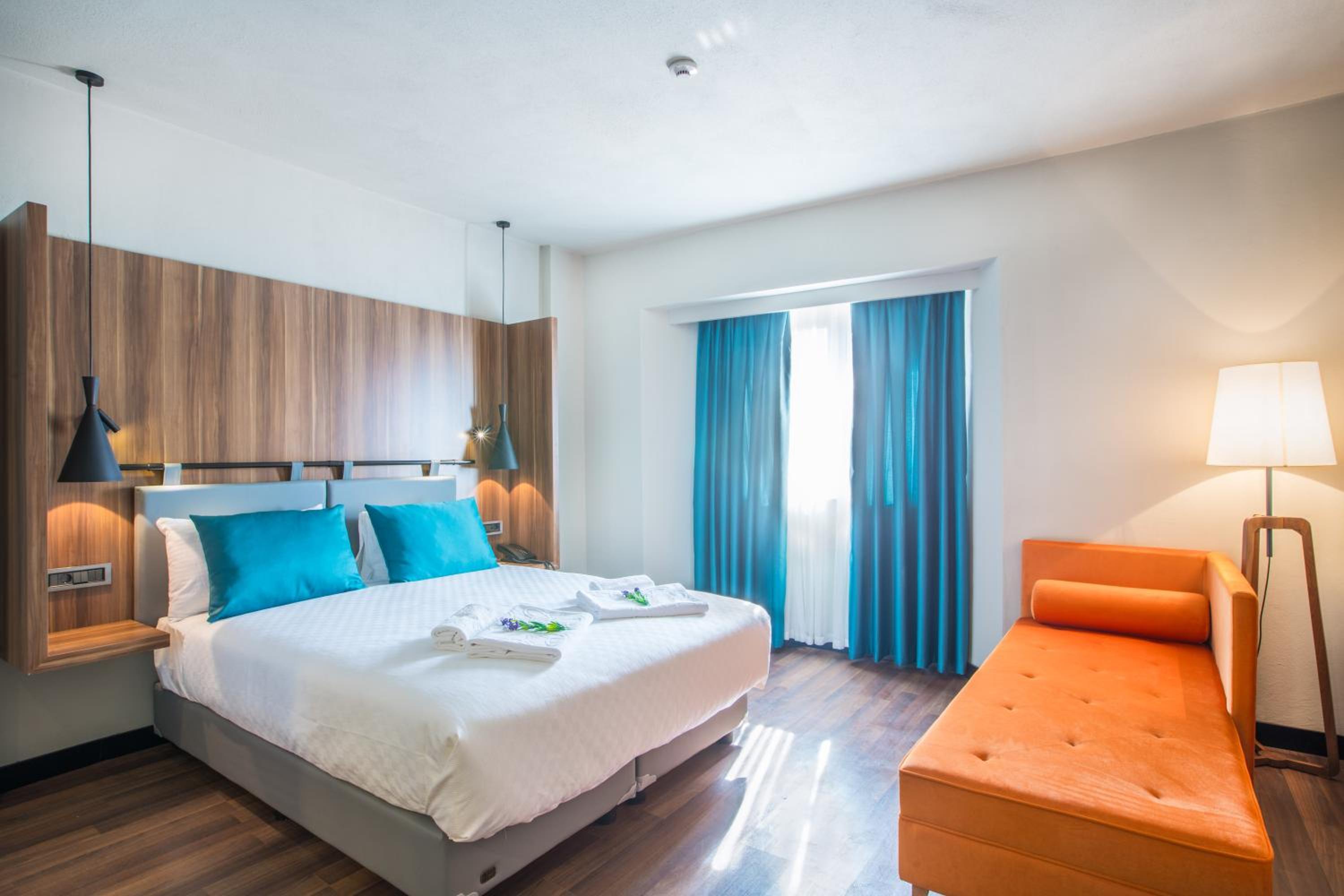 Quarto Duplo Deluxe (2 Adultos + 1 Criança)