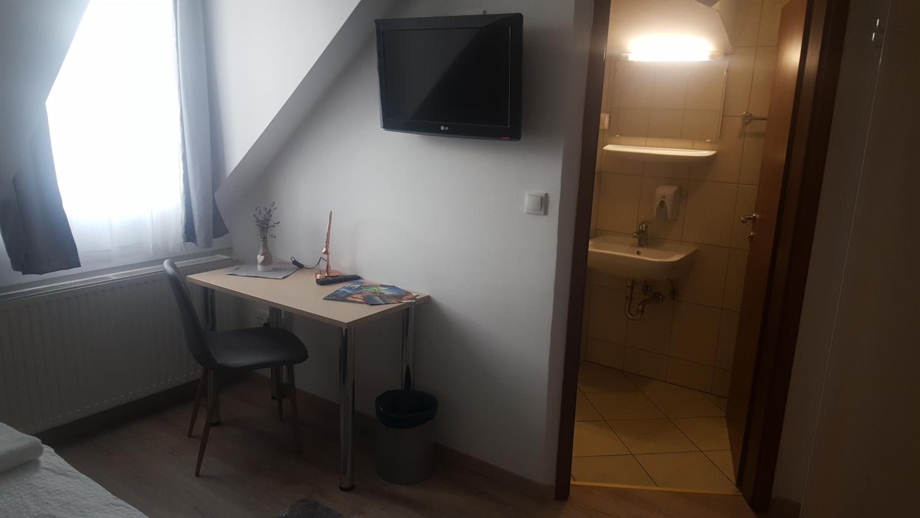Standard Double or Twin Room - Photo 6