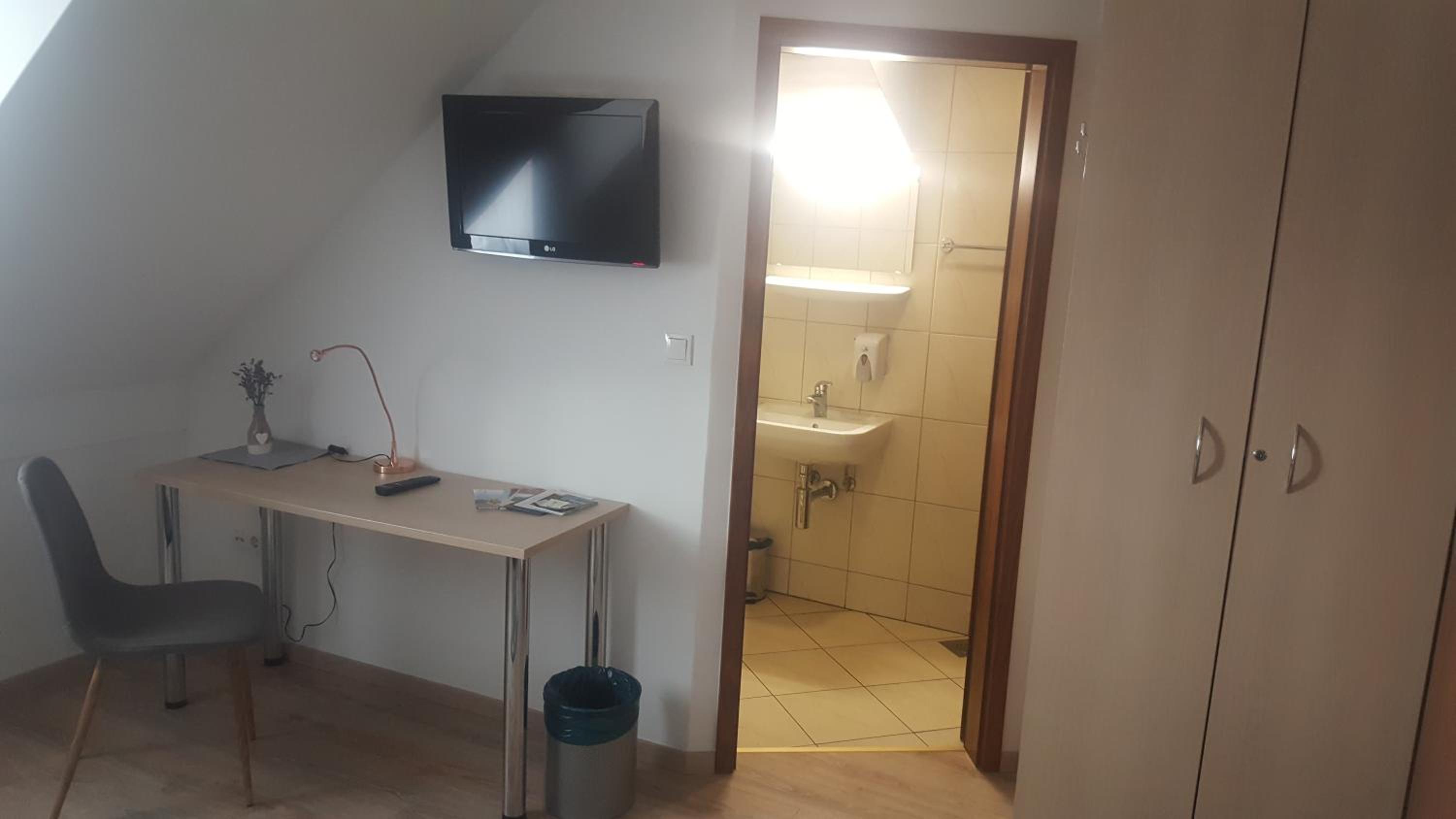 Standard Double or Twin Room - Photo 3