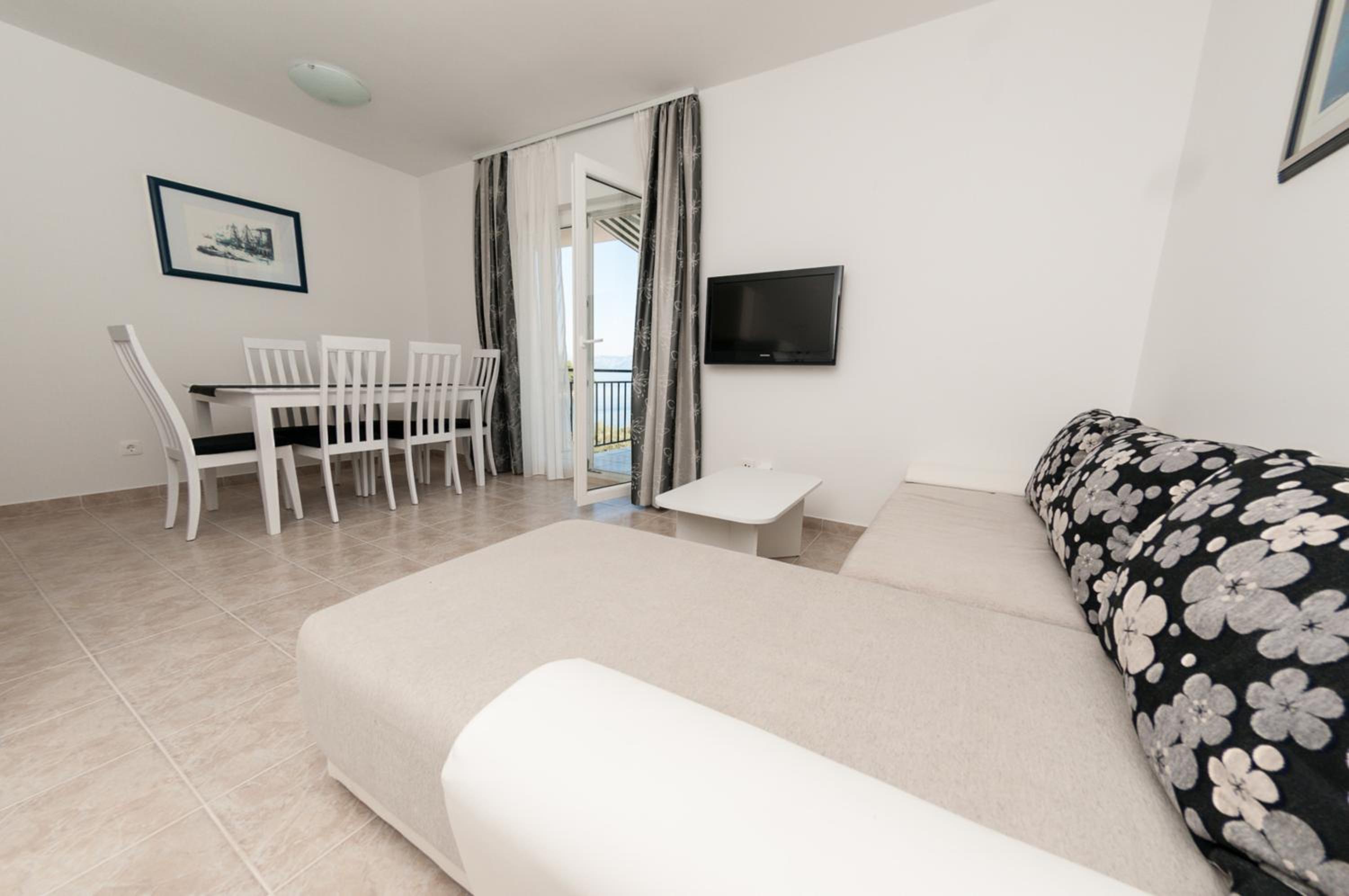 Two-Bedroom Apartment with Balcony and Sea View - Photo 13