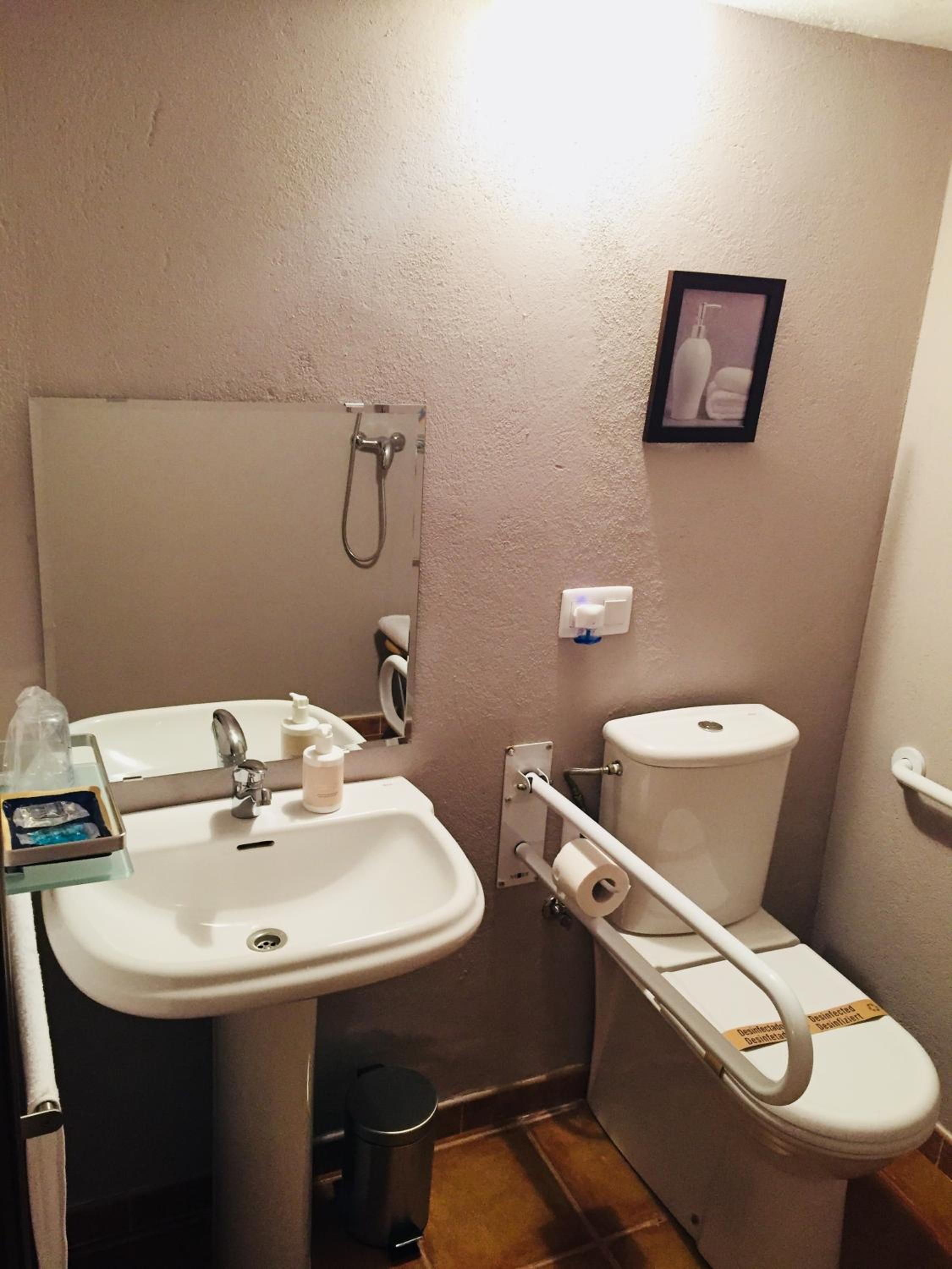 Double Room - Disability Access photo 3