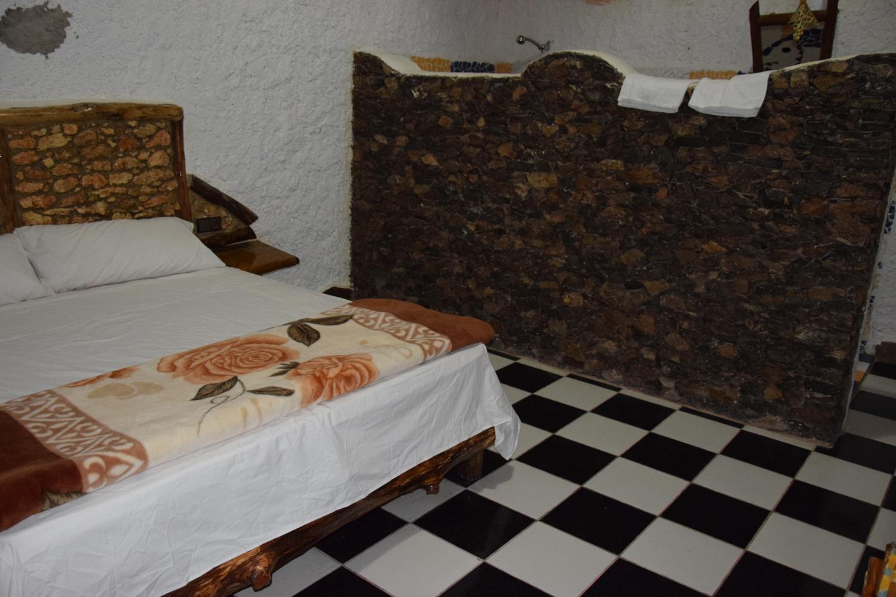 Double Room with Balcony - Photo 10