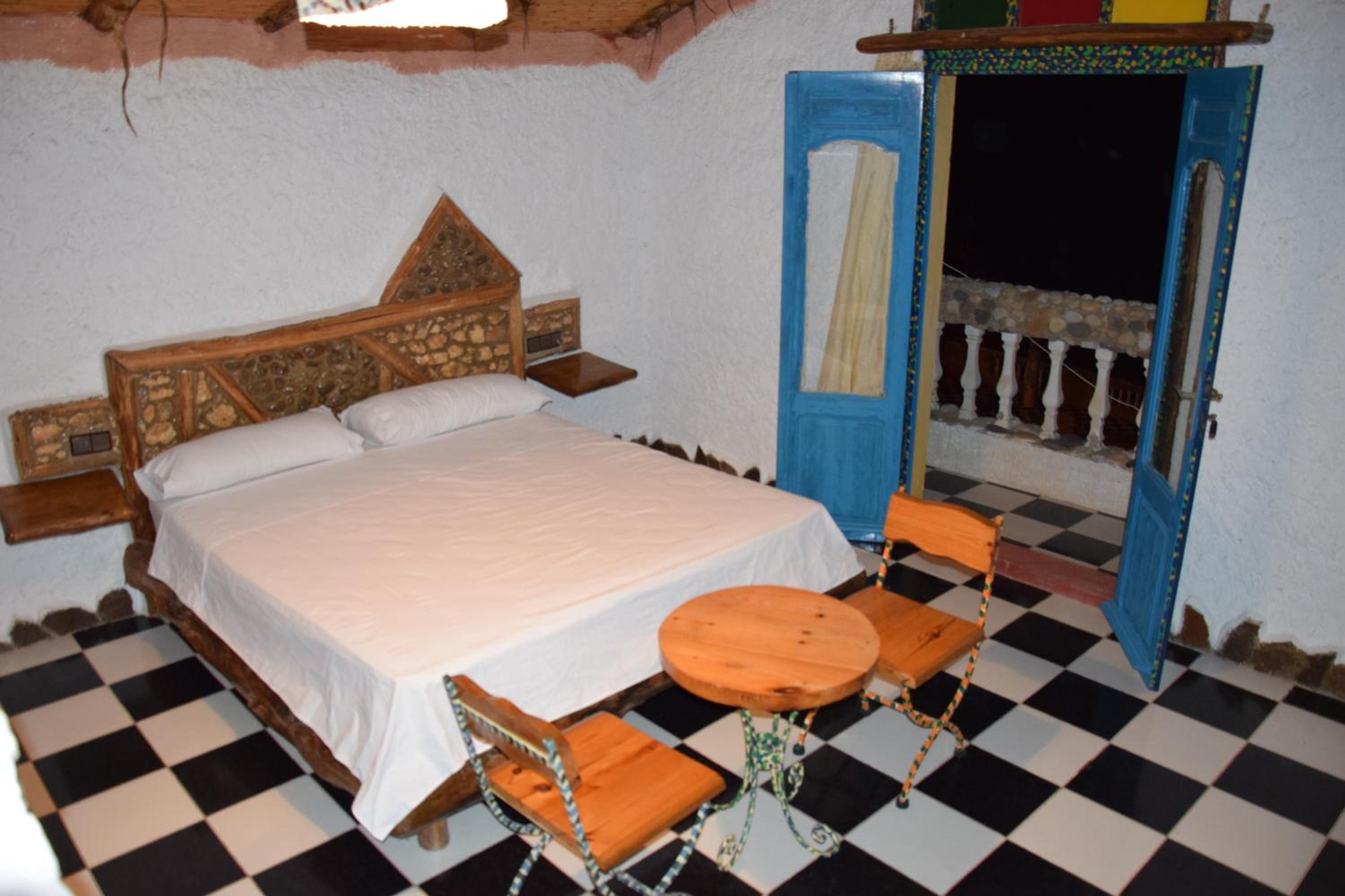 Double Room with Balcony - Photo 3