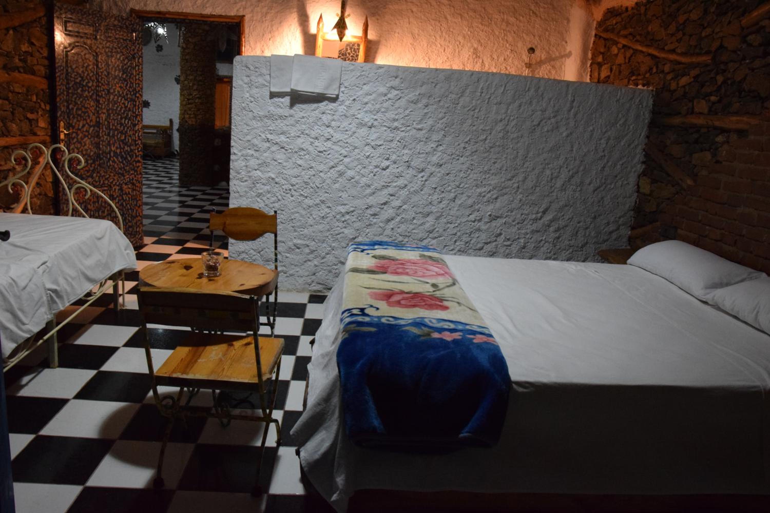 Triple Room with Balcony - Photo 18
