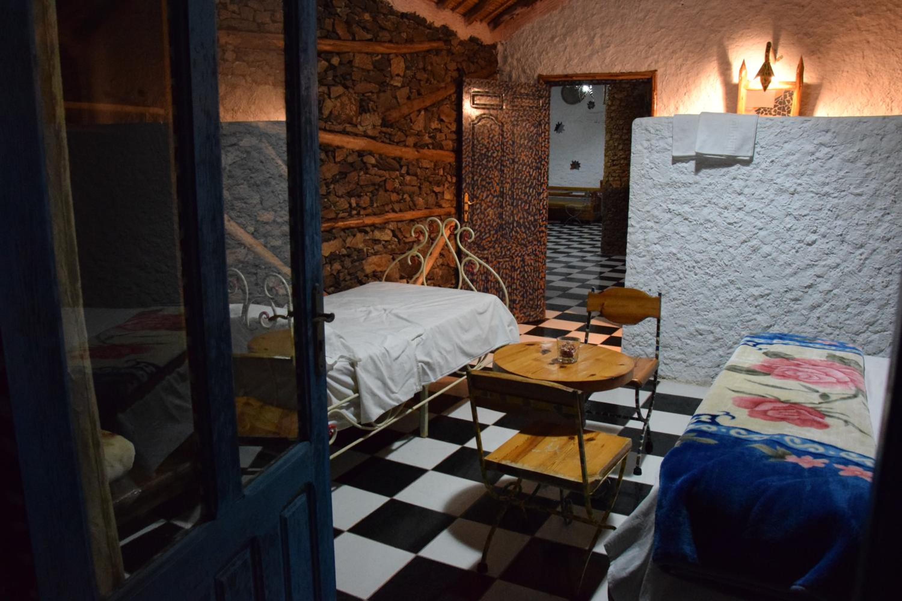 Triple Room with Balcony - Photo 17