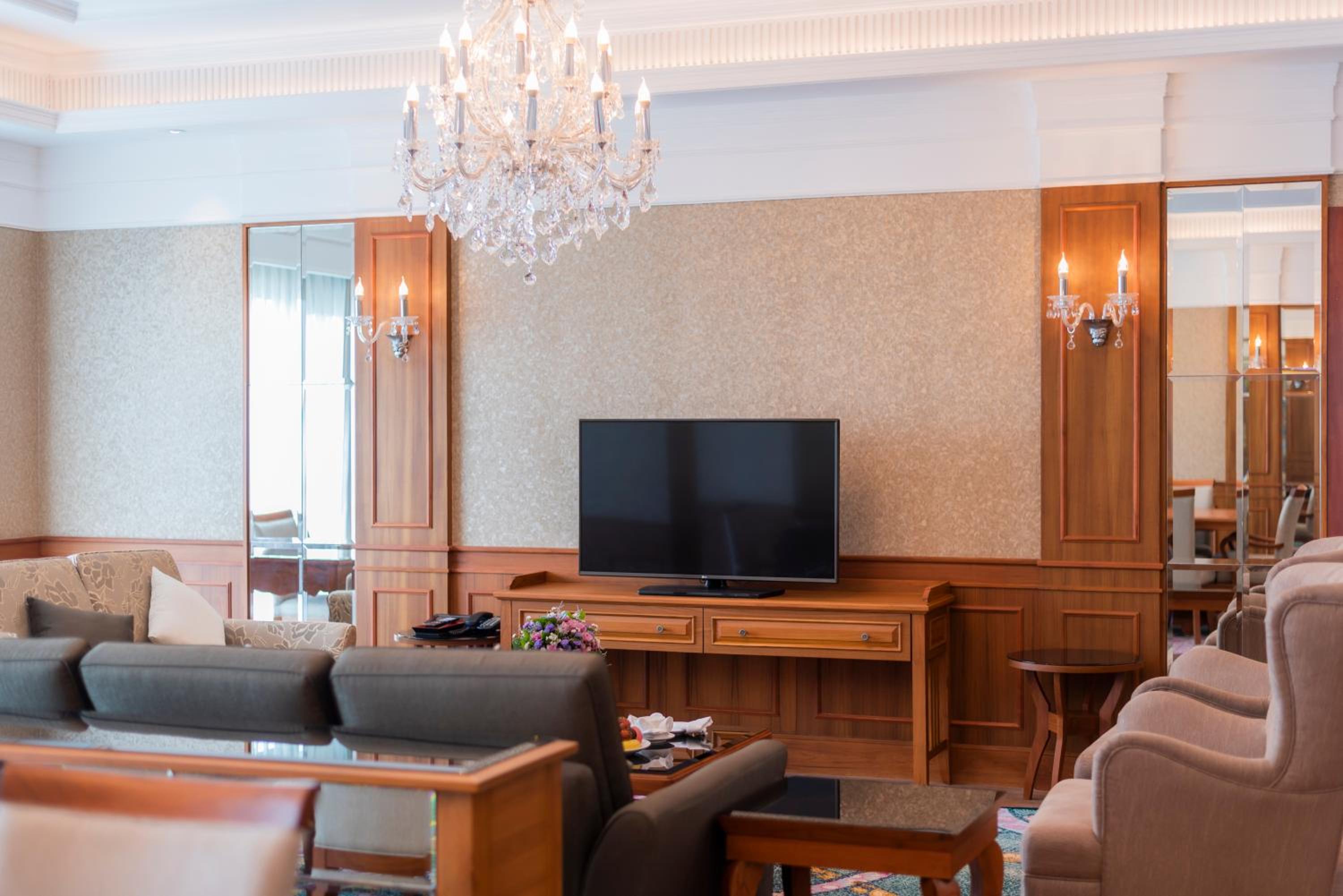 Royal Premier Suite - Photo 7