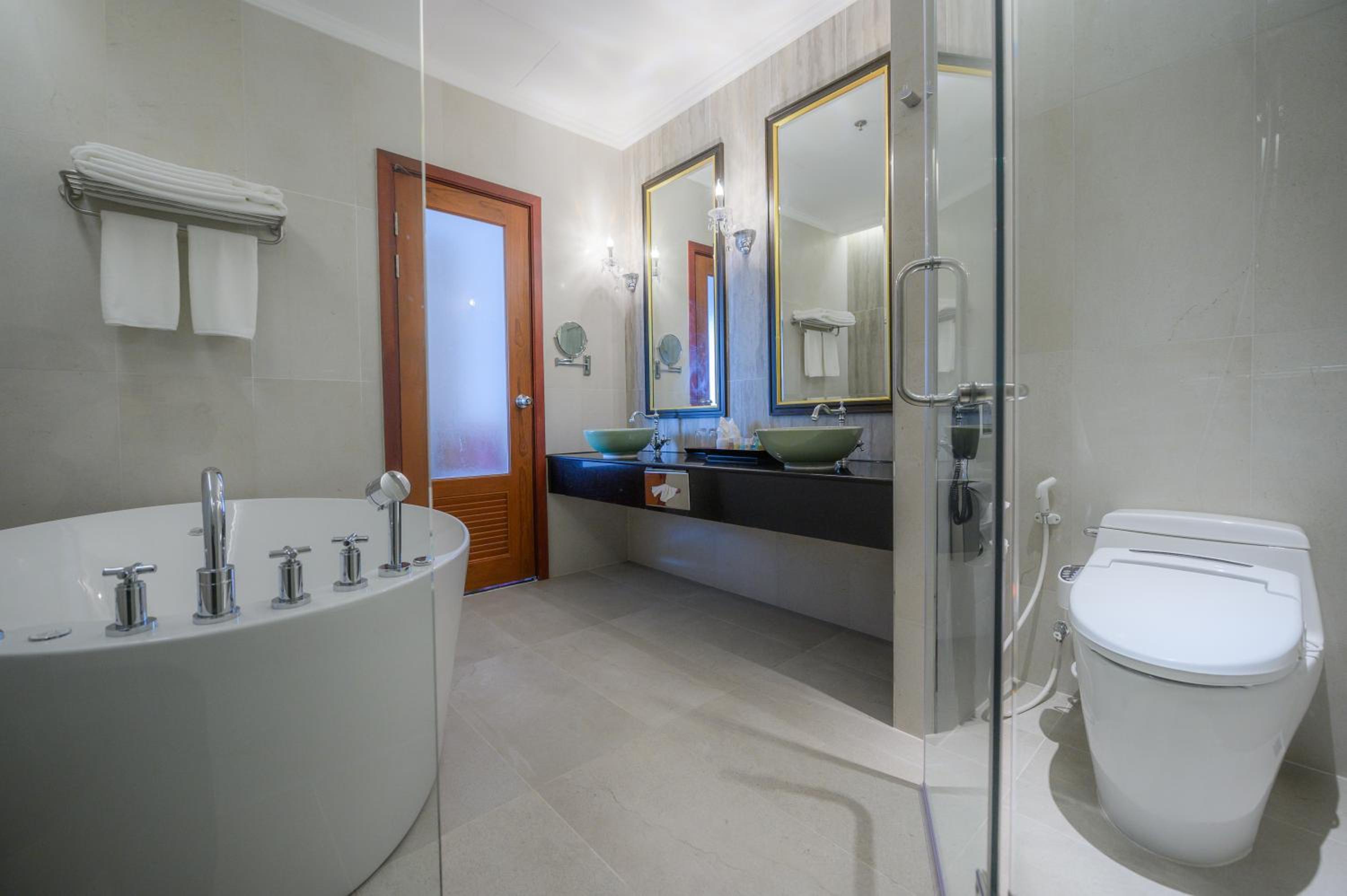 Royal Premier Suite - Photo 10