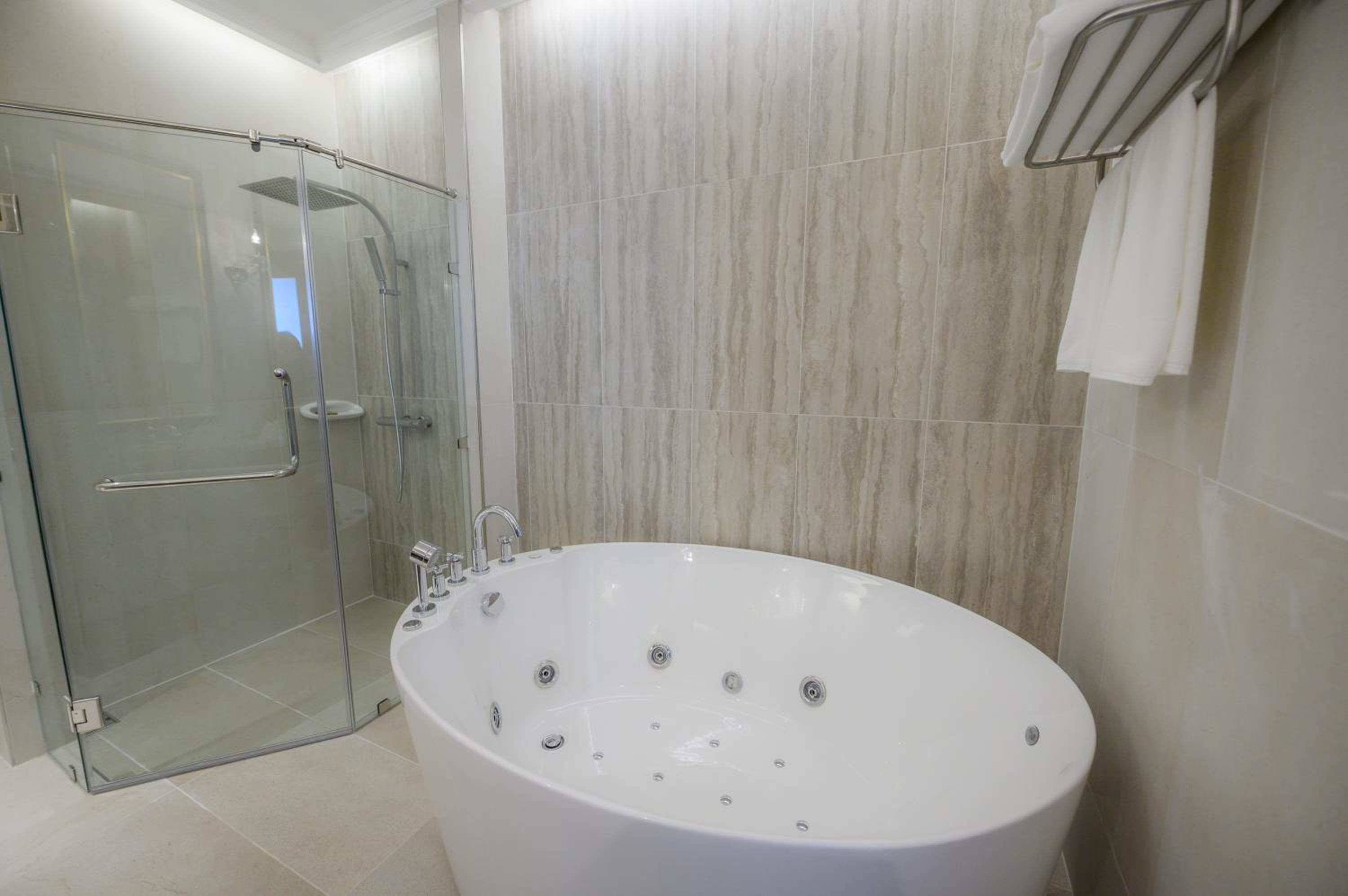 Royal Premier Suite - Photo 9