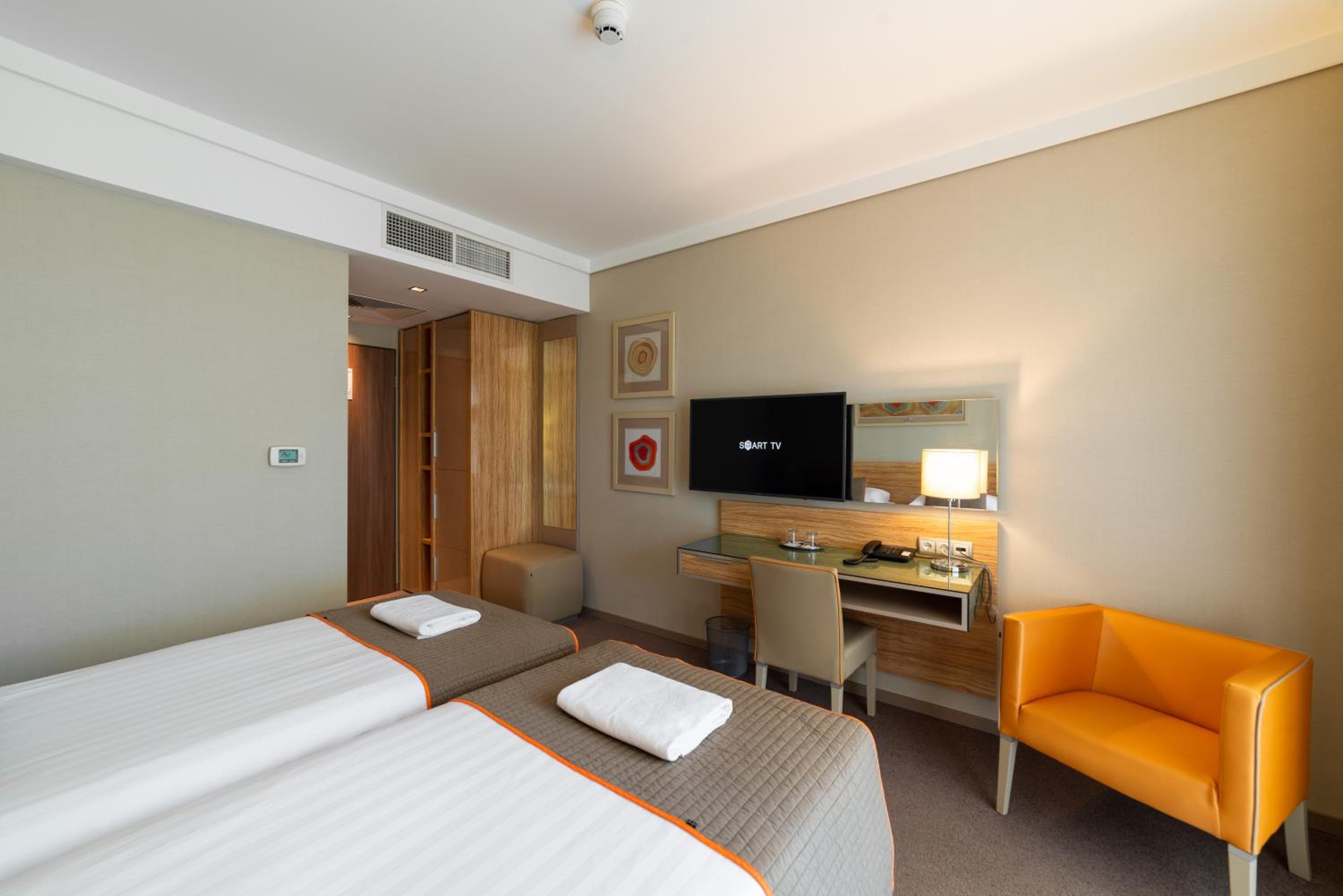 Standard Twin Room with Wellness Access photo 2