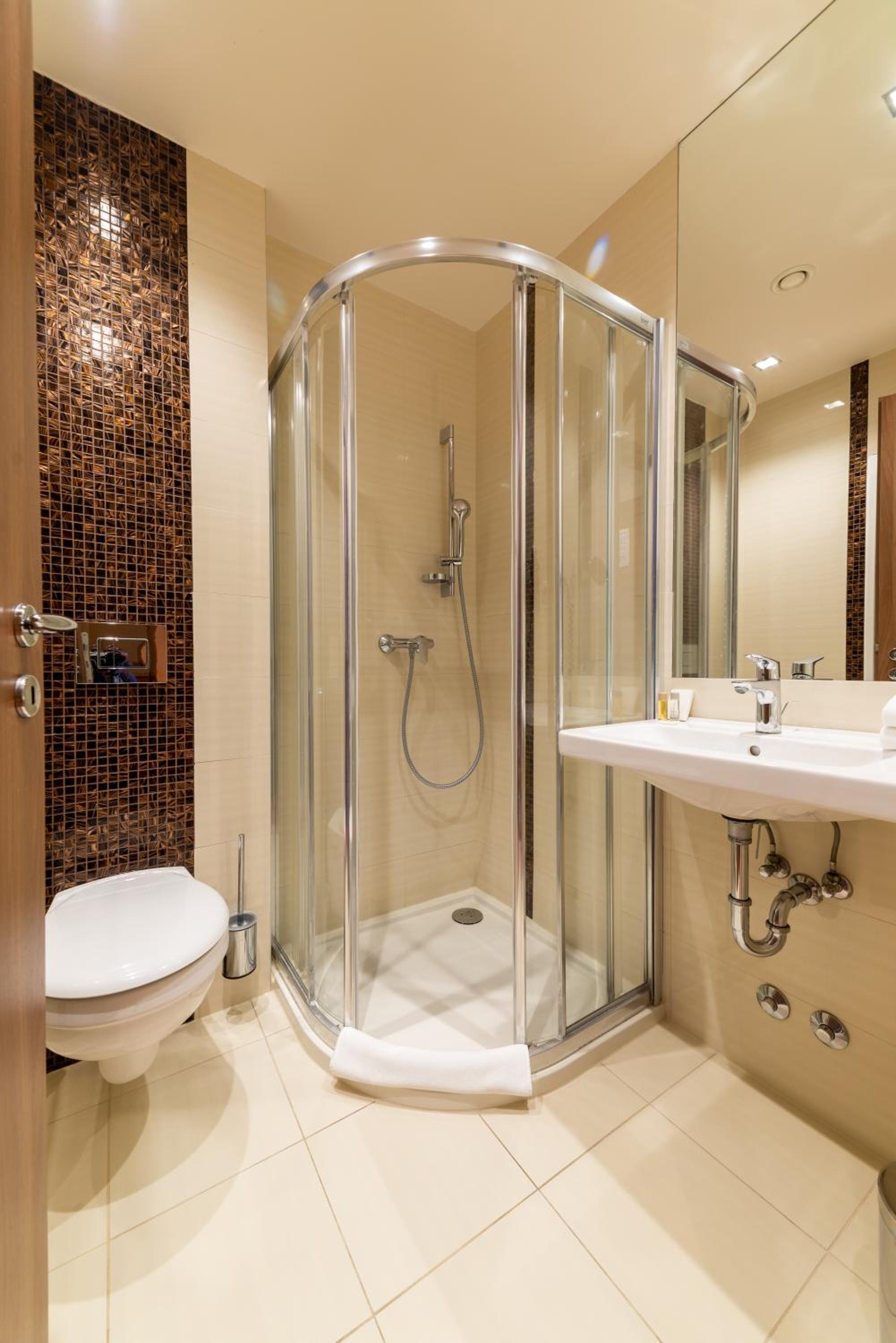 Economy Twin Room  with Wellness Access photo 3