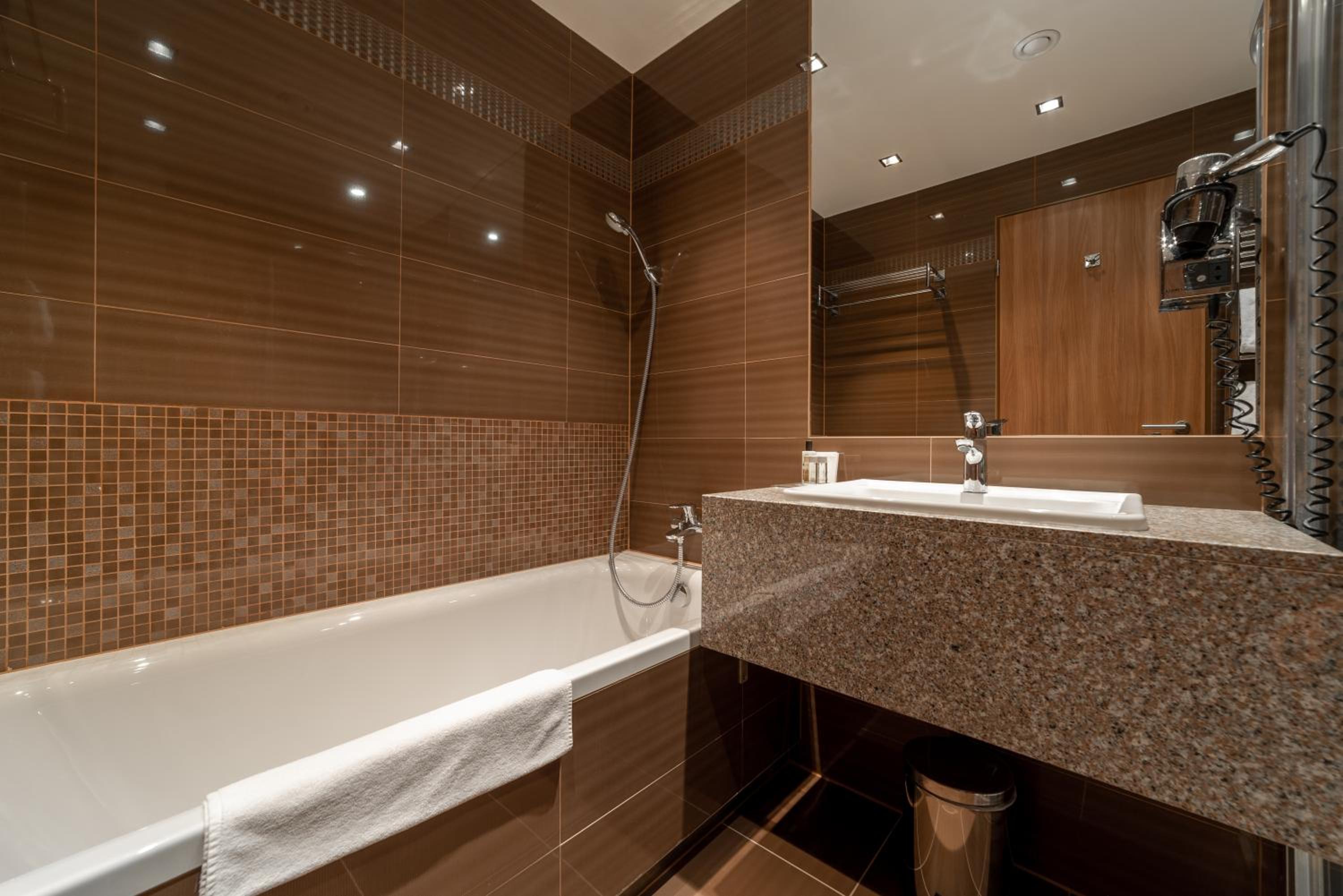 Deluxe Double or Twin Room  with Wellness Access photo 3