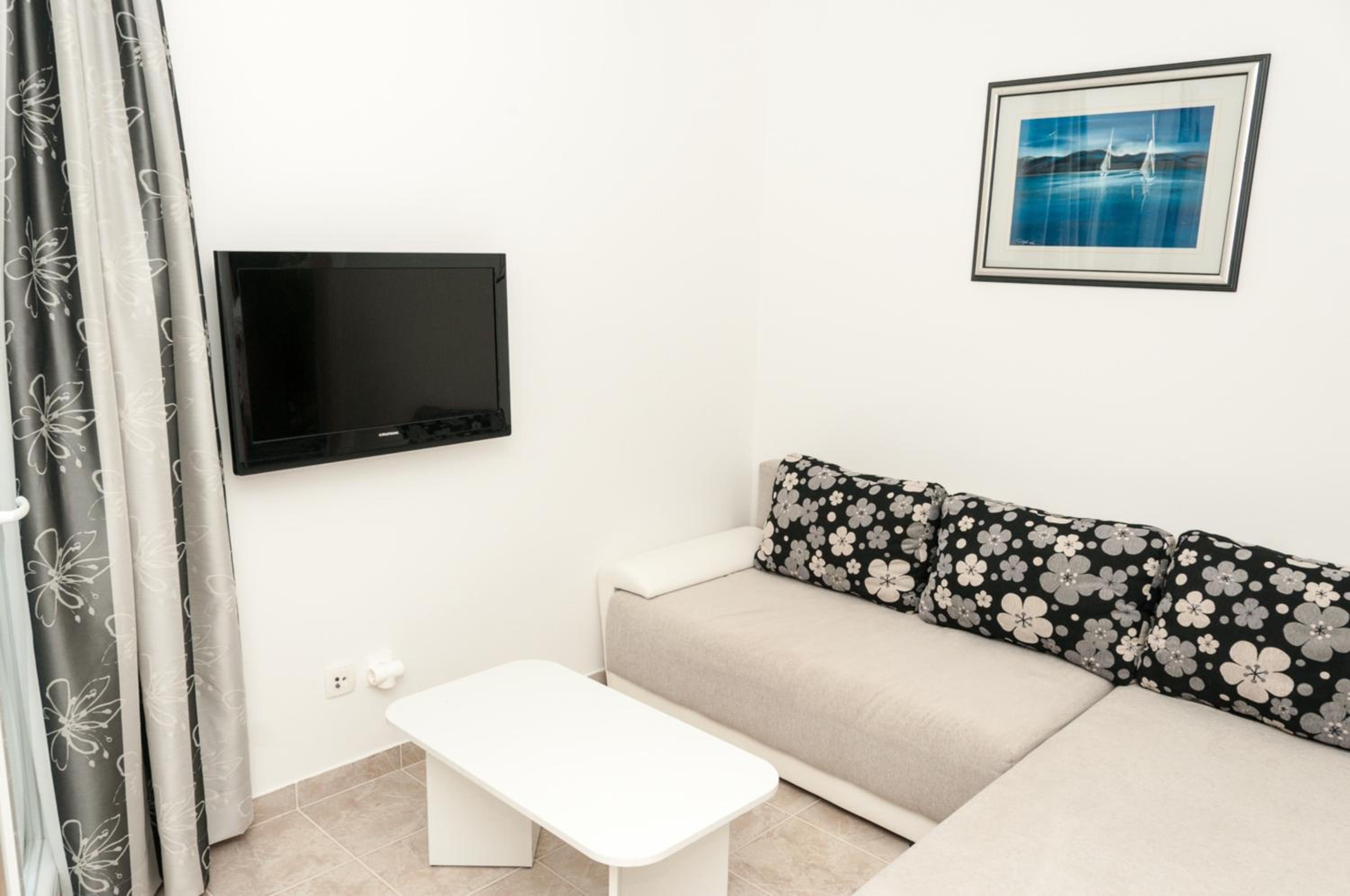 Two-Bedroom Apartment with Balcony and Sea View - Photo 12