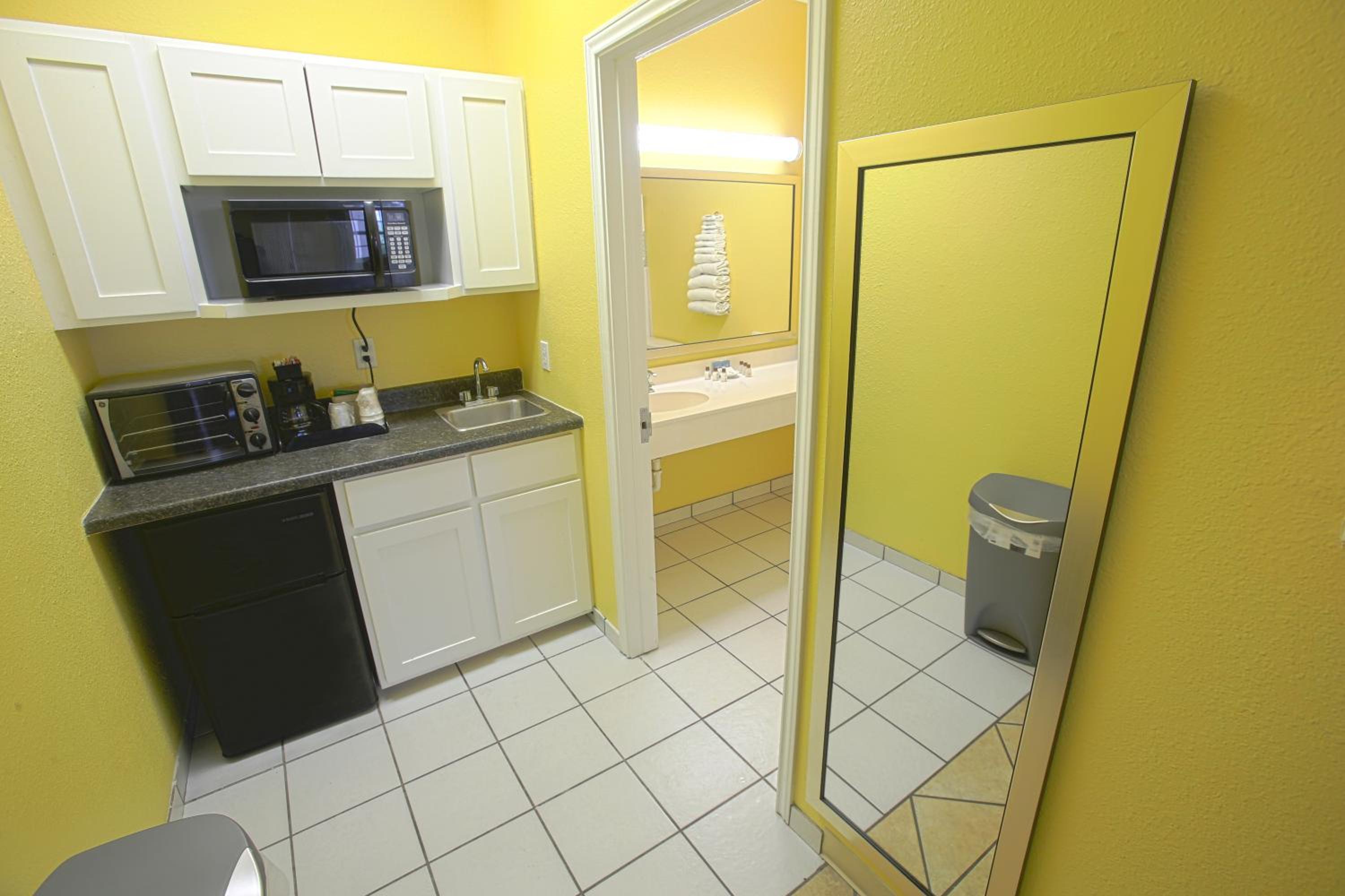 2 Queen Deluxe Suite - 1st Floor - Photo 3