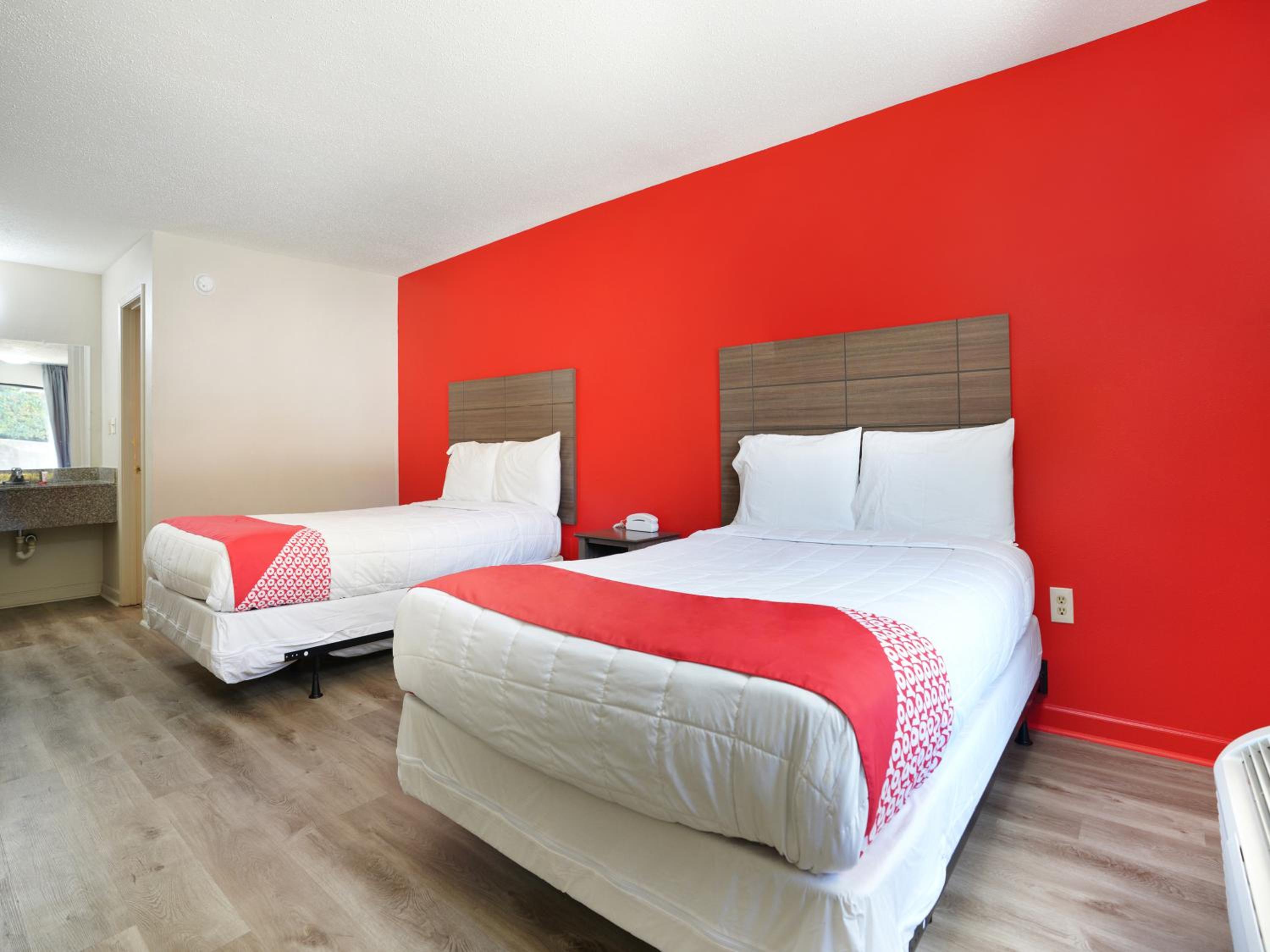 Queen Room with Two Queen Beds - Photo 7