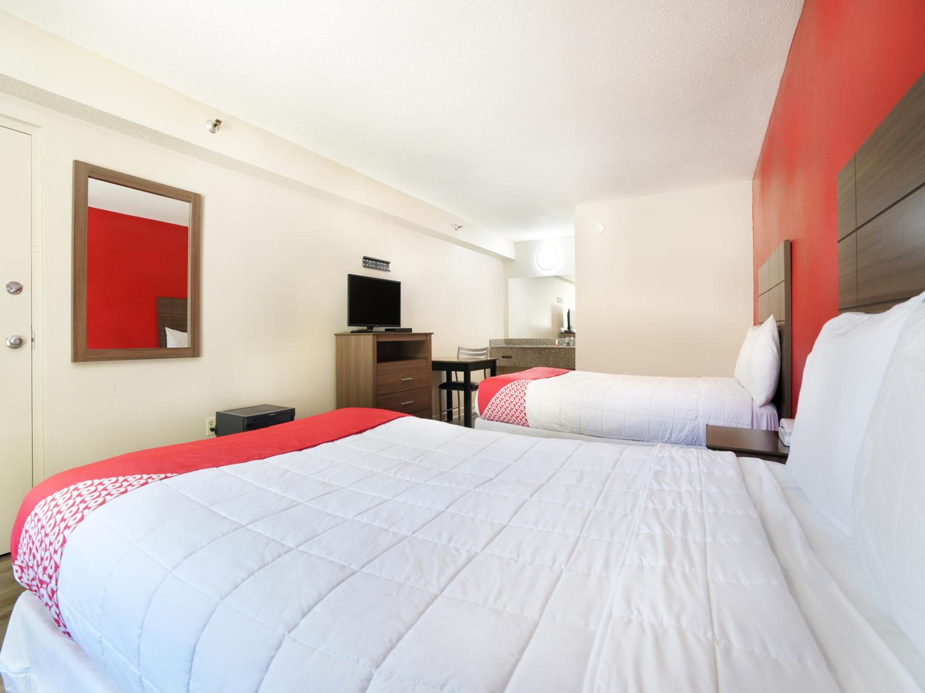 Queen Room with Two Queen Beds - Photo 5