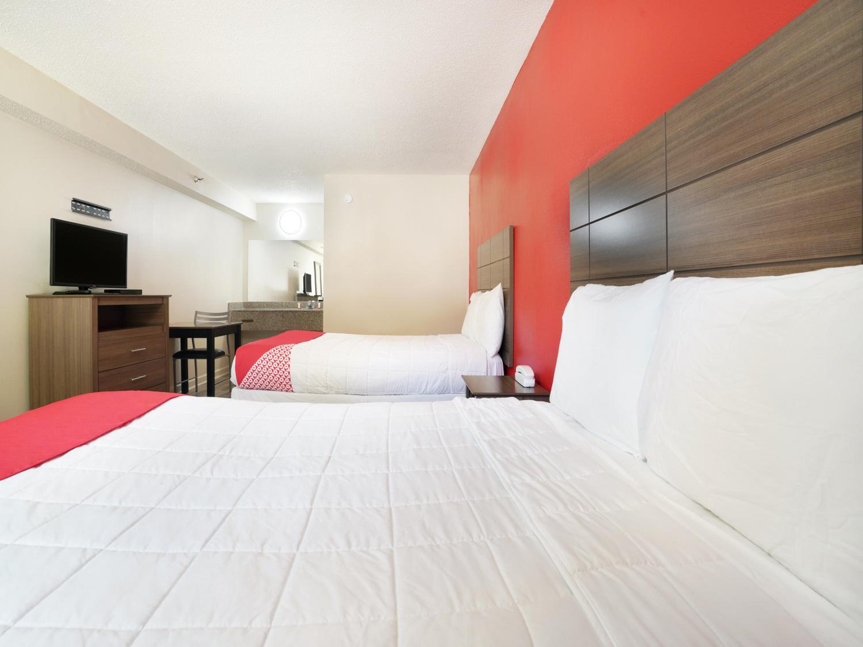 Queen Room with Two Queen Beds - Photo 3
