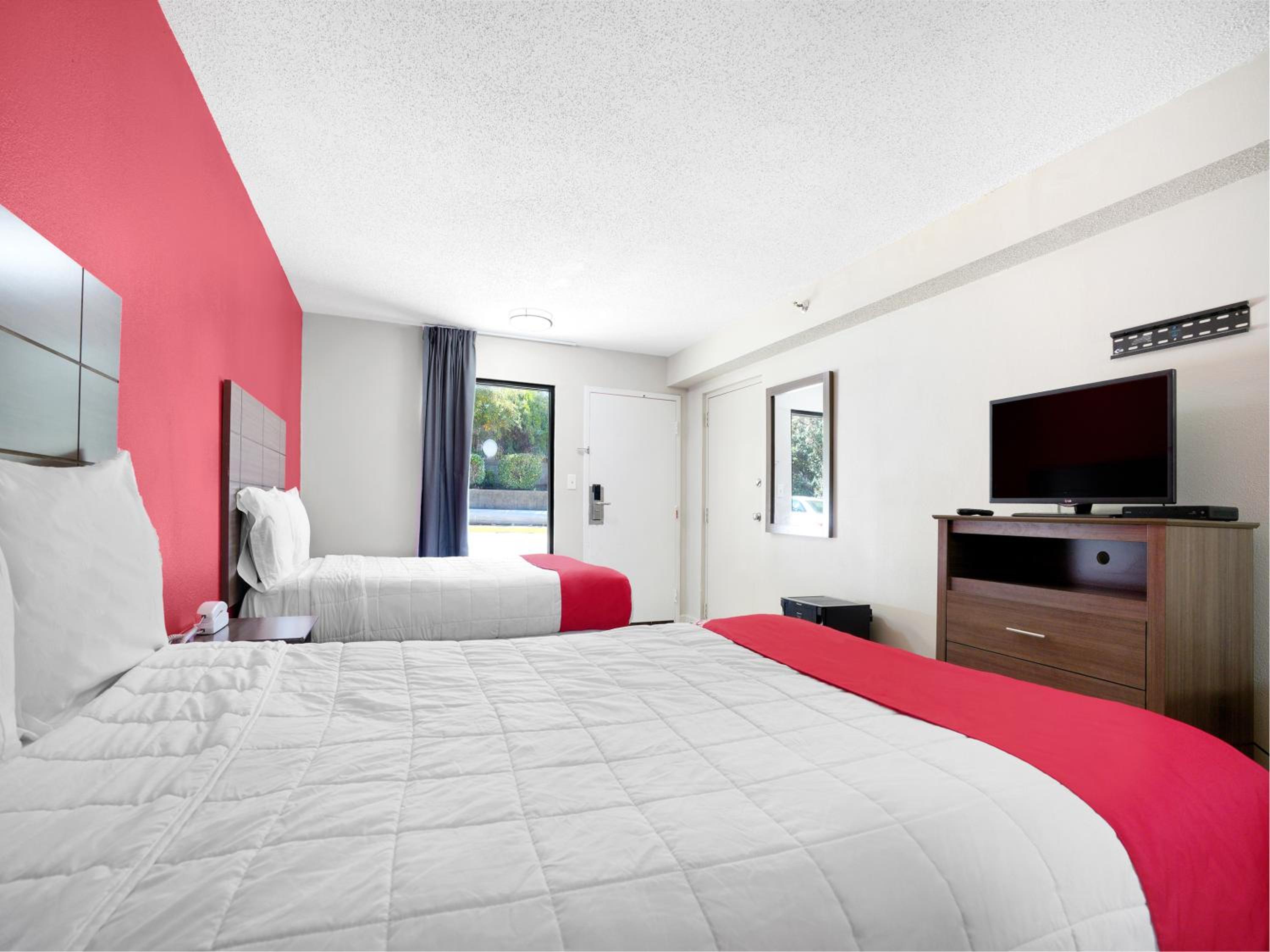 Queen Room with Two Queen Beds - Photo 6