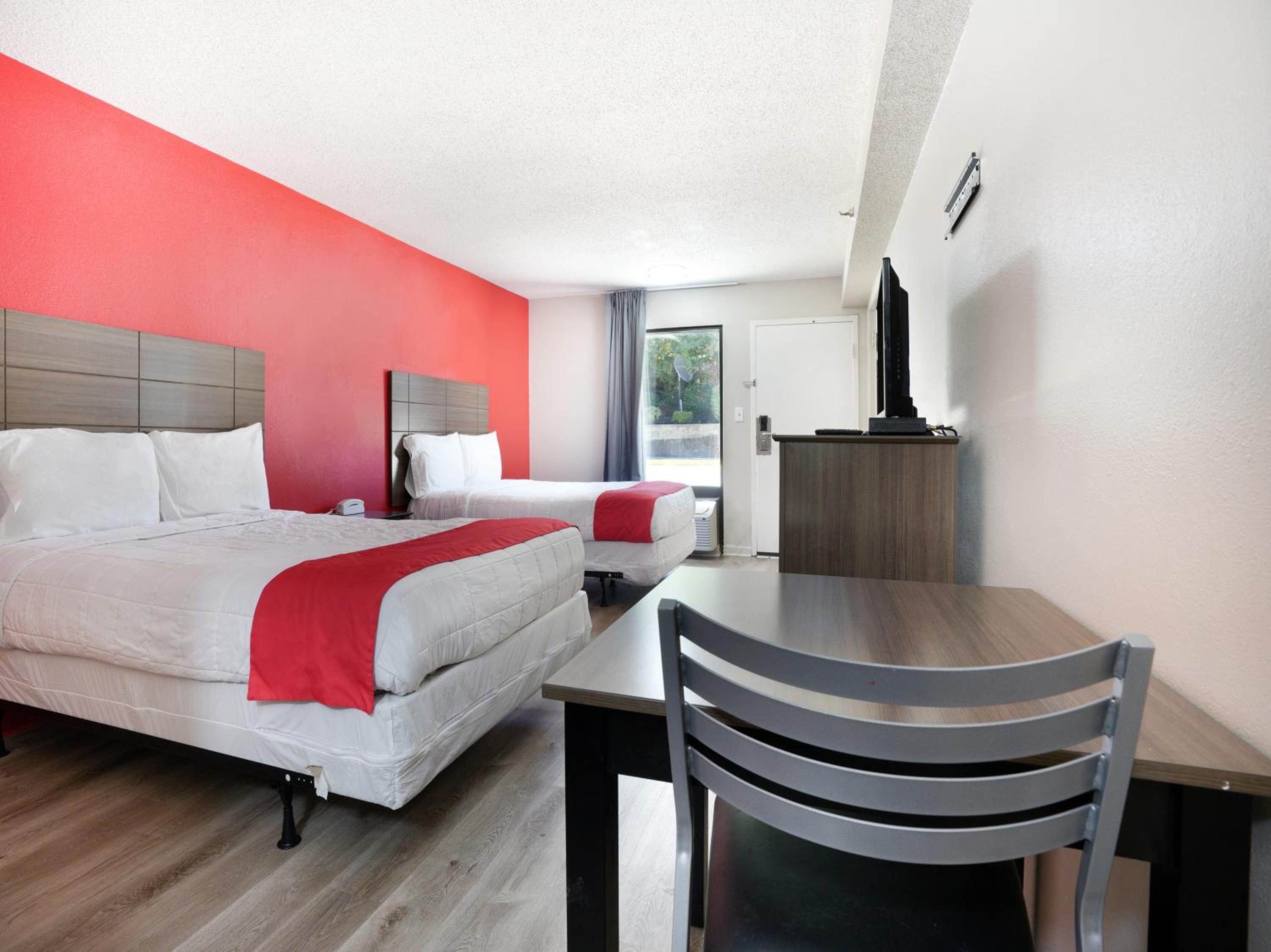 Queen Room with Two Queen Beds - Photo 4