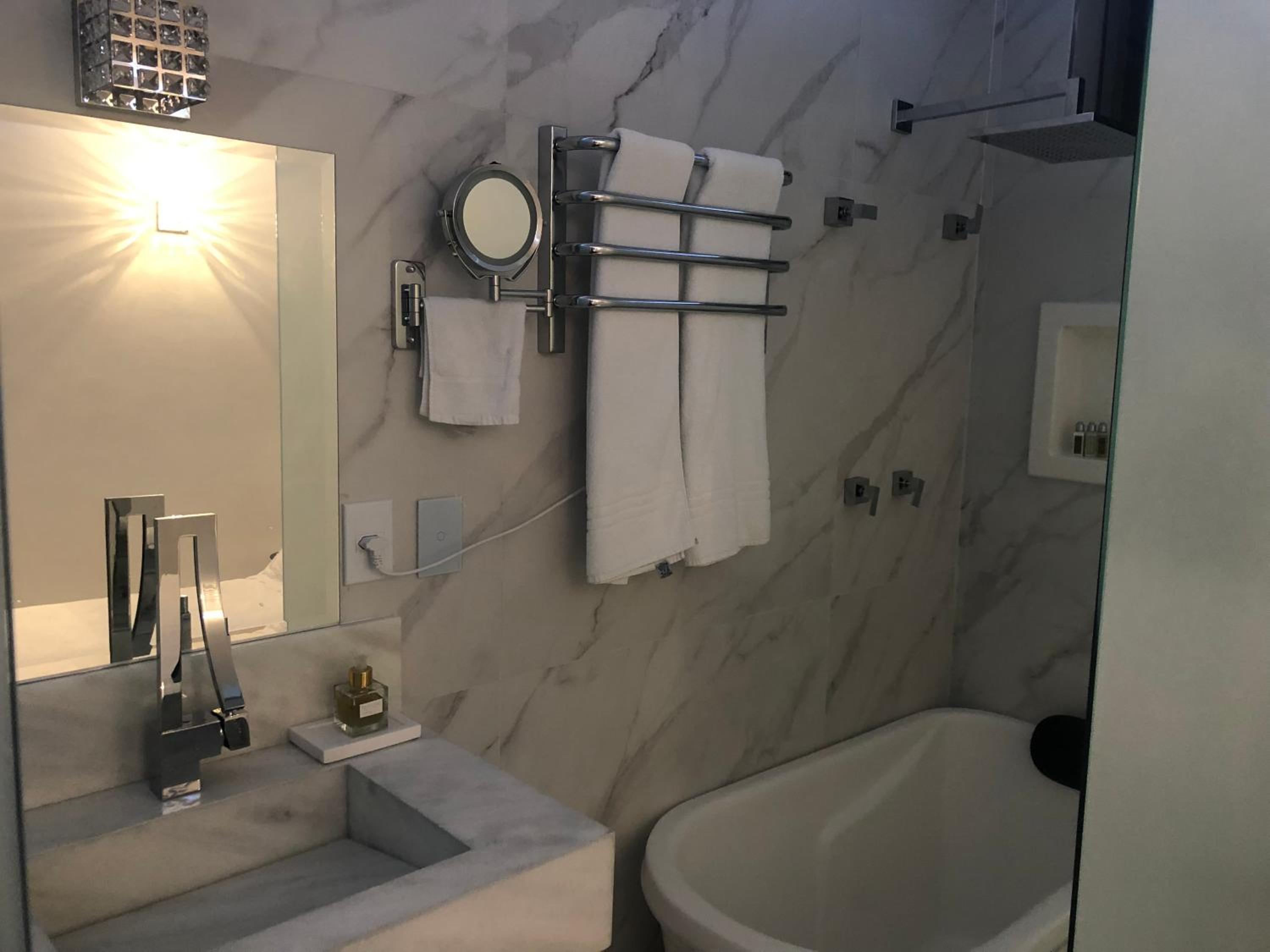 Deluxe Double Room with Bath - Photo 2