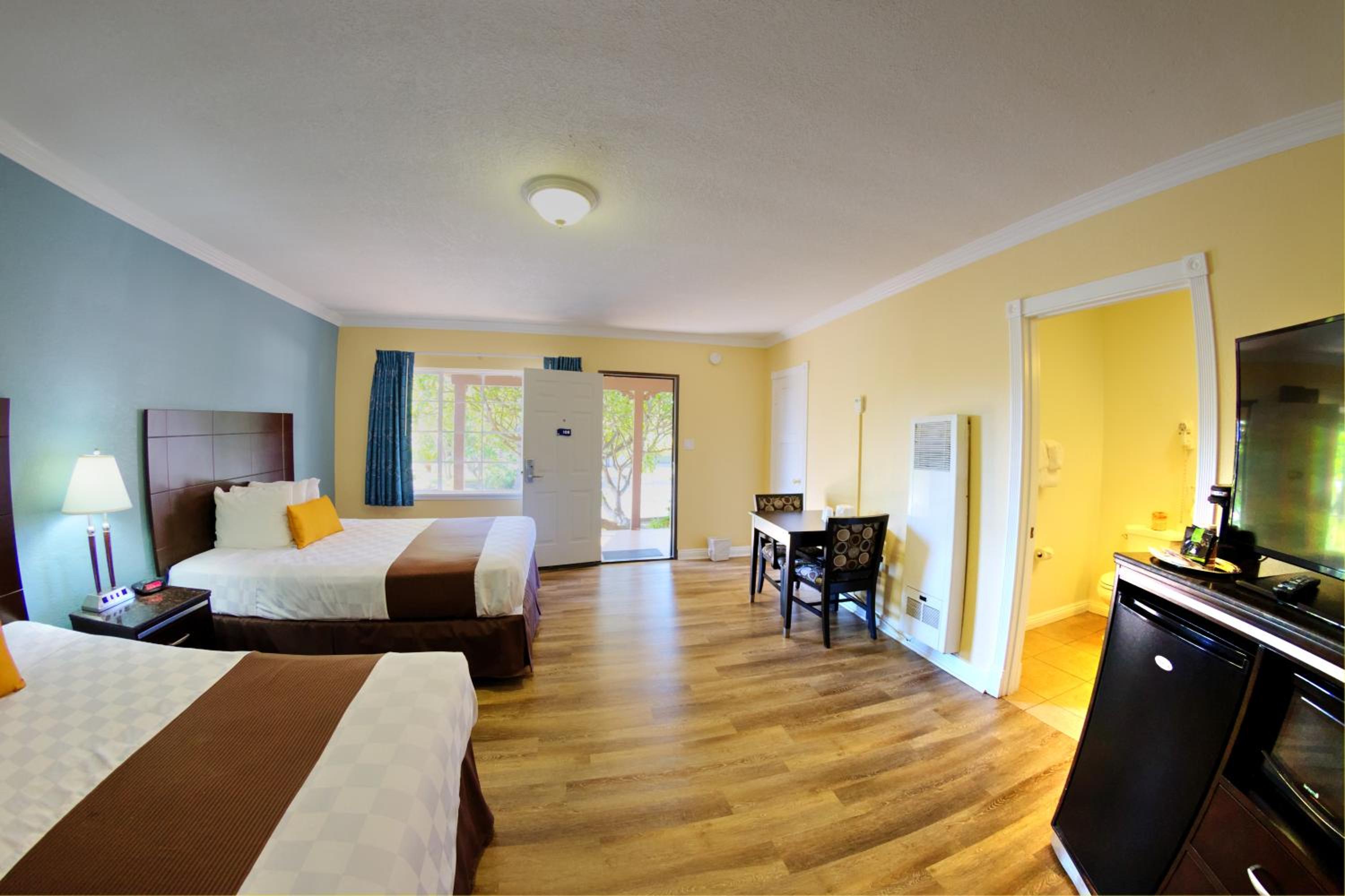 Queen Room with Two Queen Beds - Photo 5