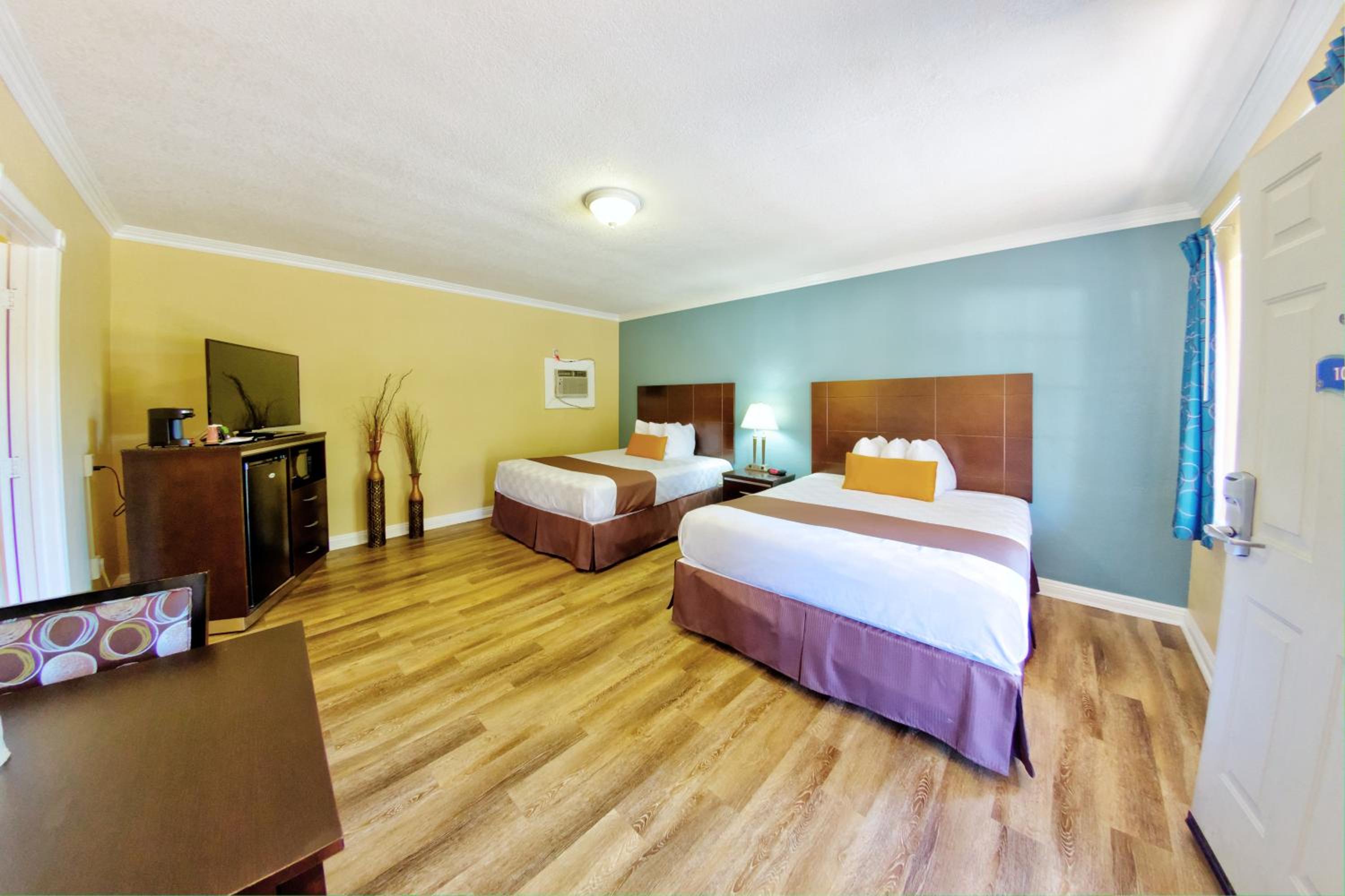 Queen Room with Two Queen Beds - Photo 4